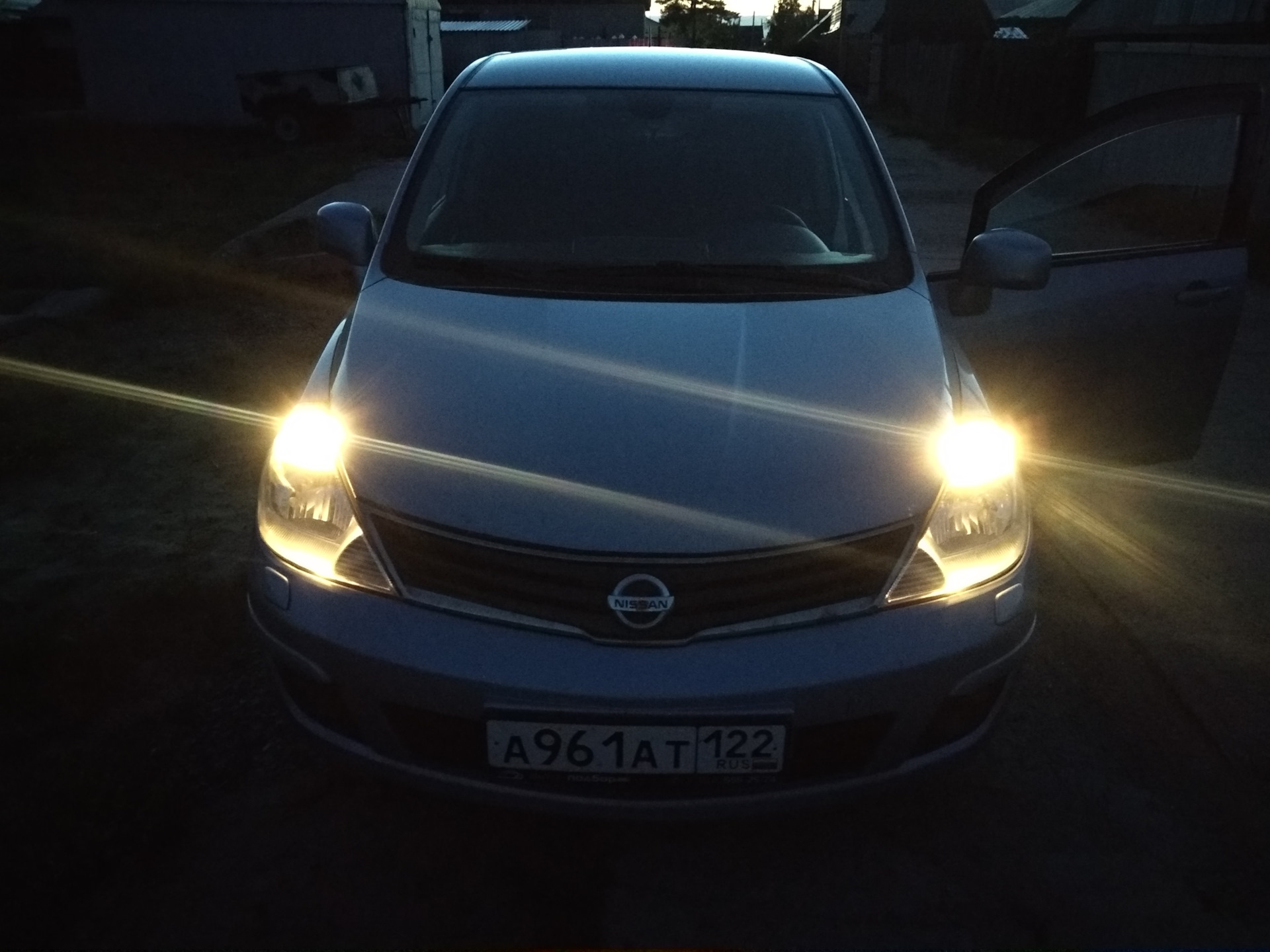 Лампочки тиида с11. Лампочка задних габаритов nissan tiida 2008. Лампочки ниссан тиида 2008. Nissan tiida лампочки. Кронштейн подсветки номера ниссан тиида хэтчбек.