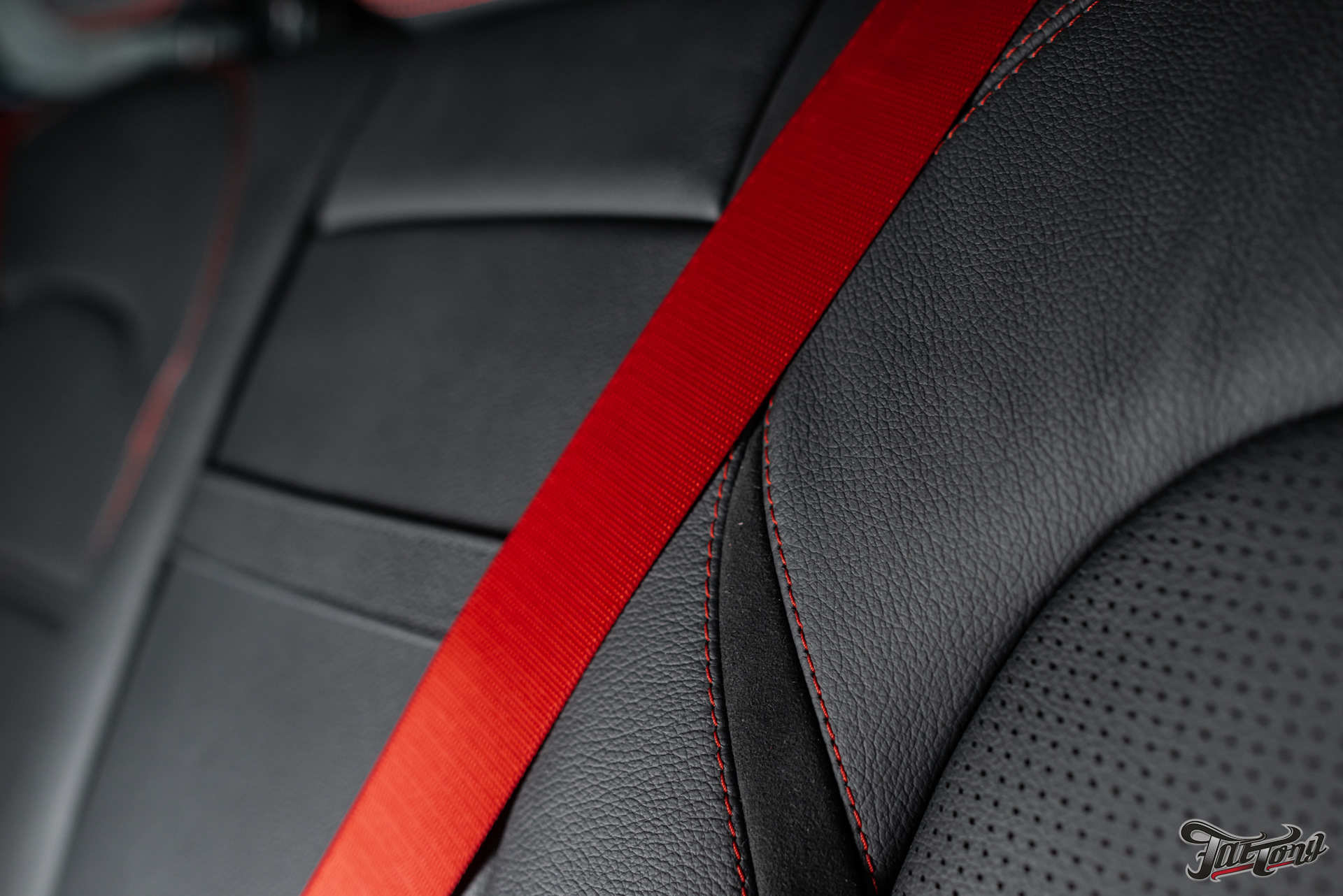 Цветные ремни безопасности. GLC 4.3 AMG красный ремни безопасности. Цветные ремни безопасности в авто. Лента ремня безопасности.