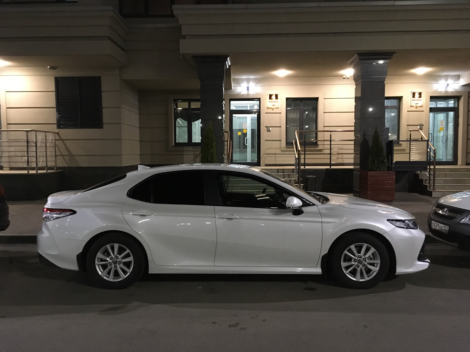 Камри 50 белый перламутр. Камри 70 цвет белый перламутр. Toyota camry 2019 белая. Тойота камри белый перламутр 2021. Toyota camry 70 белый перламутр.