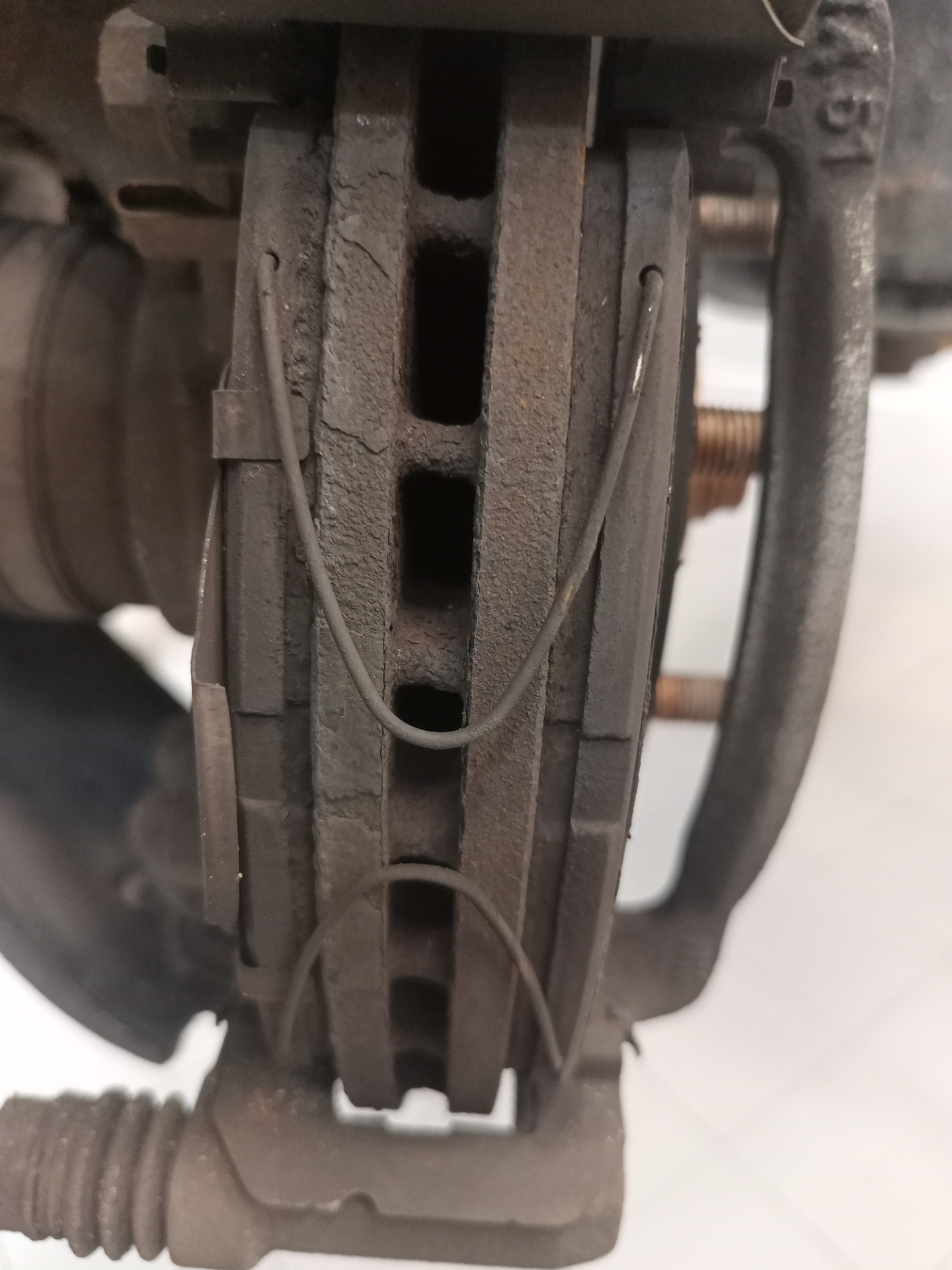 Шиномонтаж и замена передних тормозных колодок — Hyundai Solaris (2G ...