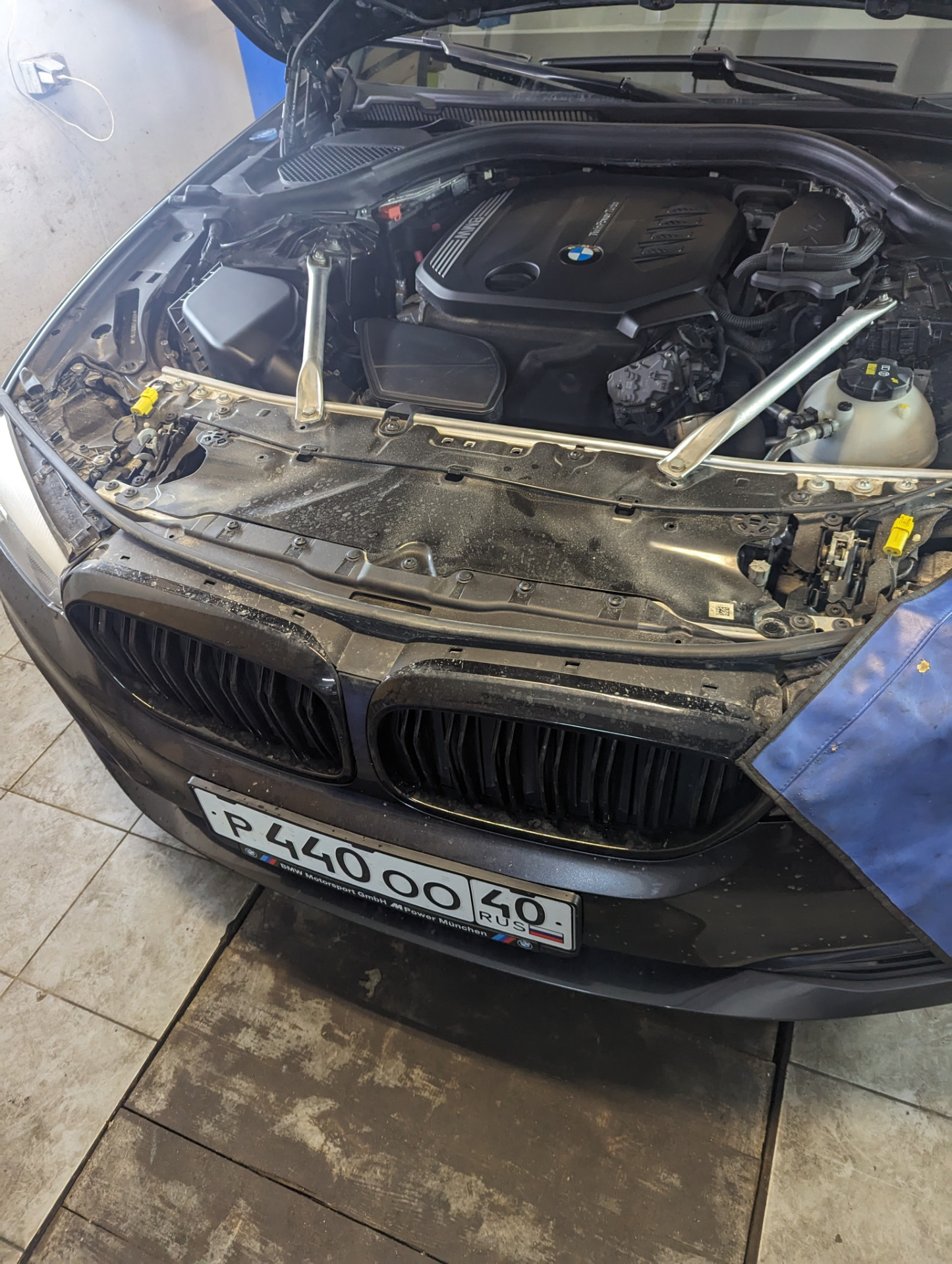 Замена мотора жалюзей без съема бампера — BMW 5 series Touring (G31), 2 ...