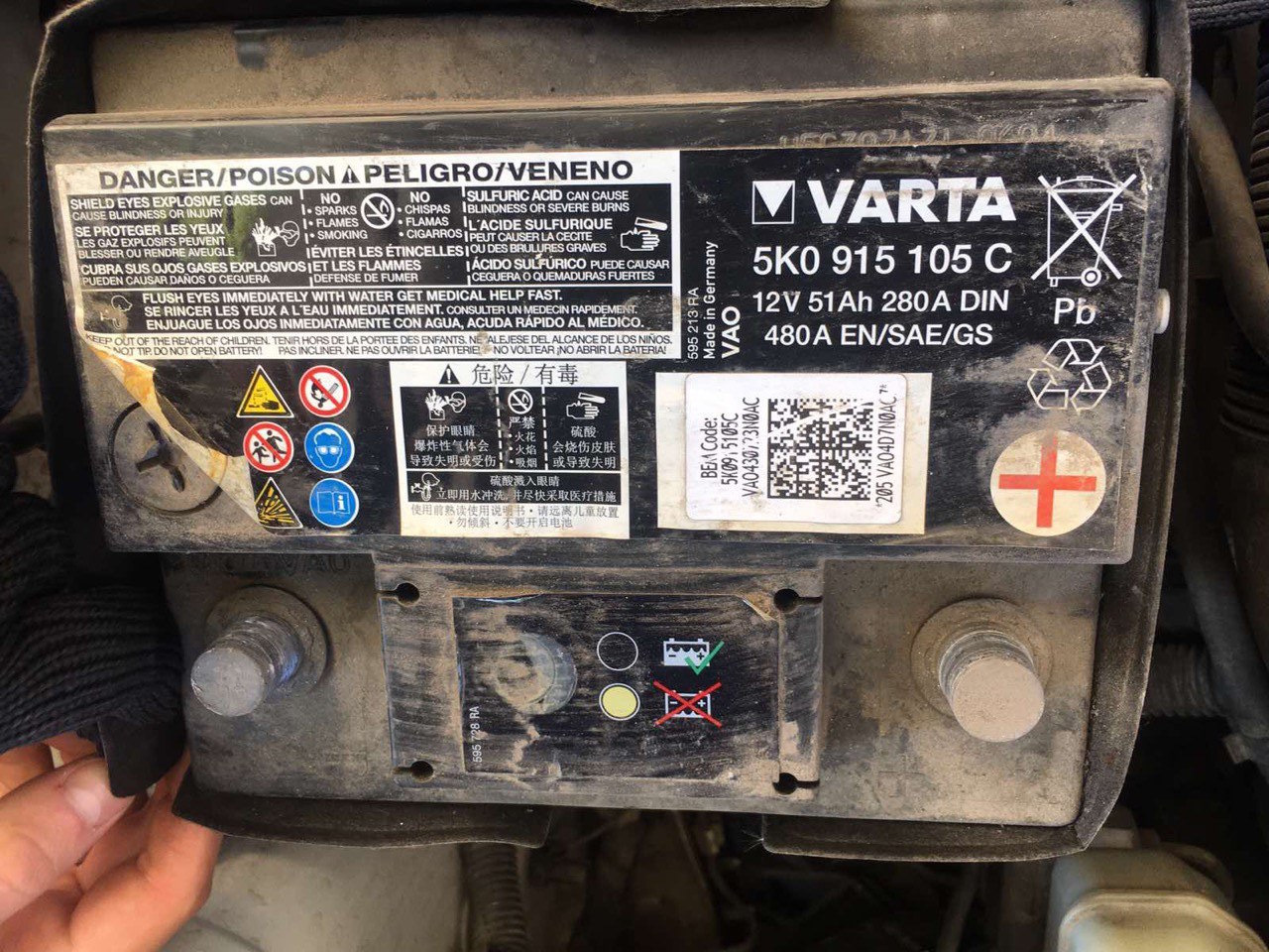 Акб шкода фабия 1. Полярность акб на рапид 2021. Шкода рапид 1,6 2014 аккумулятор. Акб шкода рапид 1. 6.