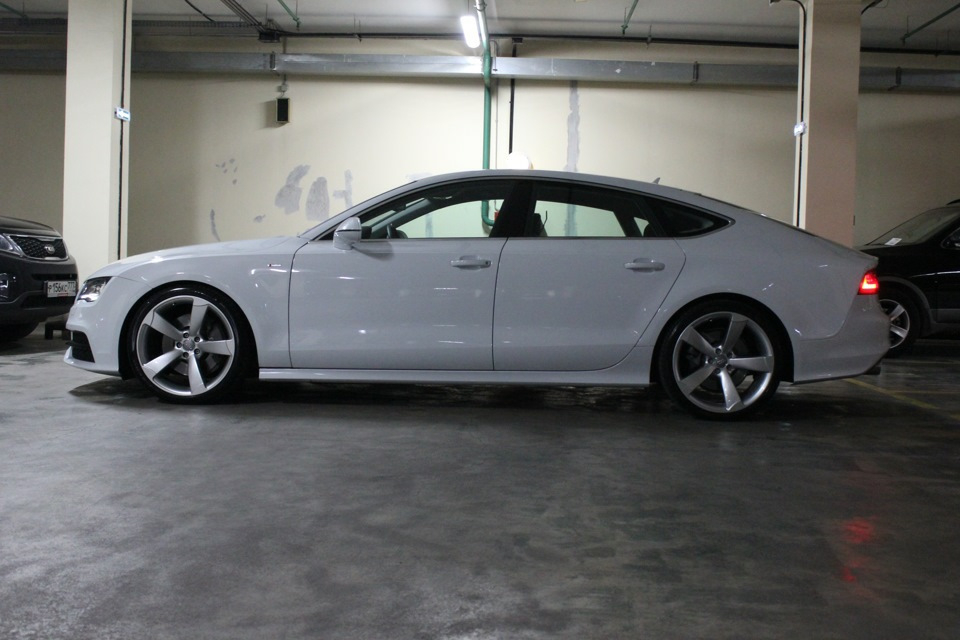 Белая Audi a7 r20