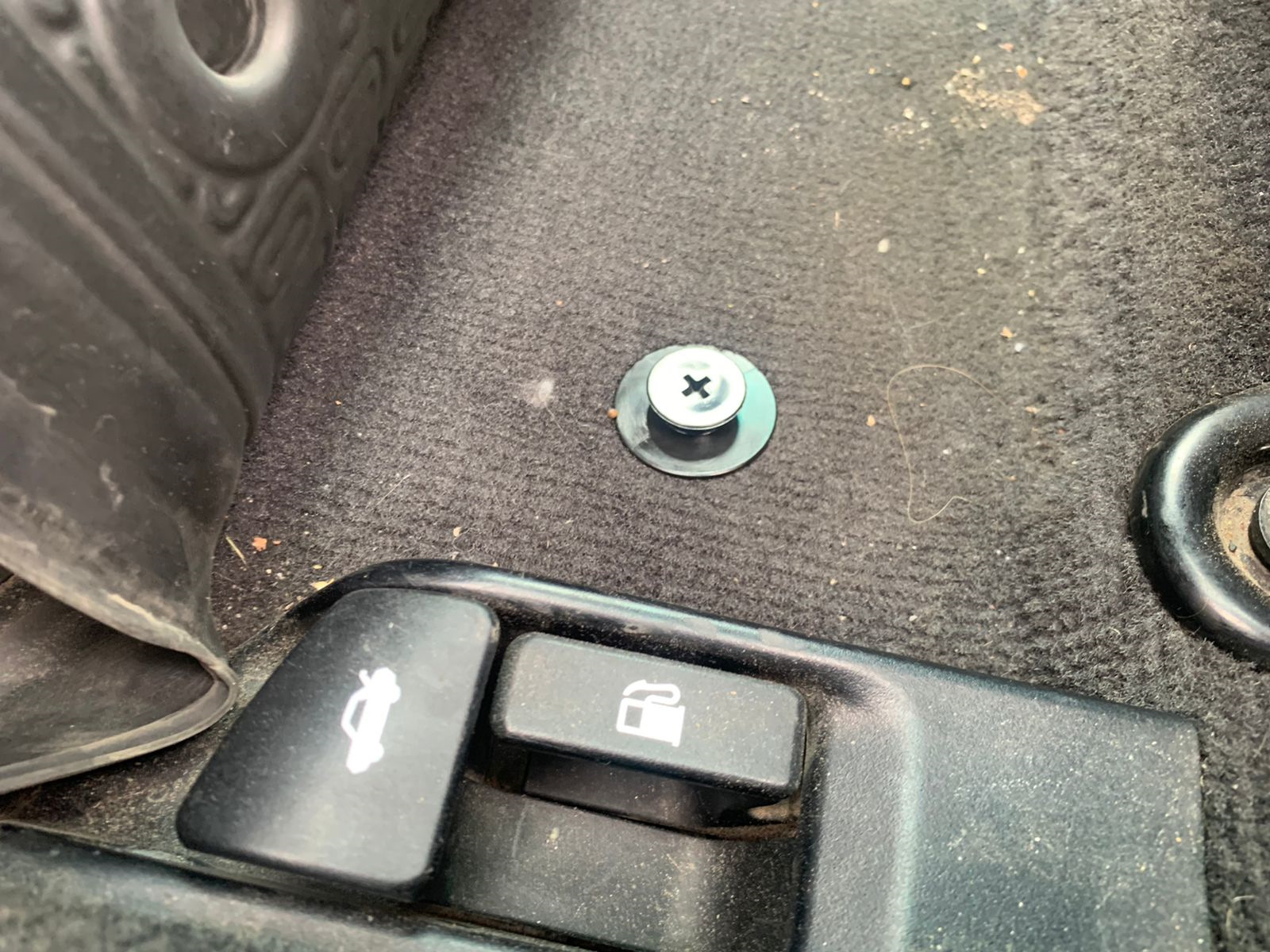 Крепеж для ковра с высокими бортами — Toyota Camry (XV40), 2,4 л, 2009 ...