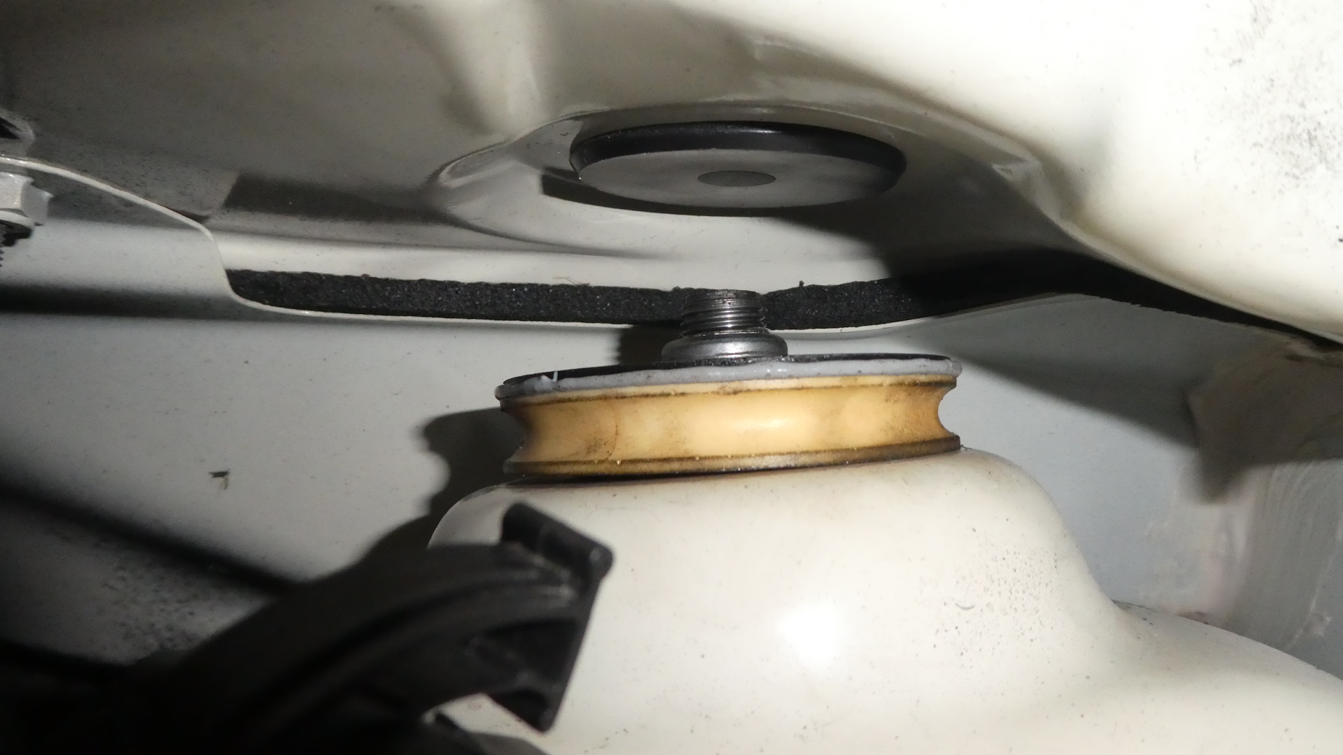 Опорный подшипник задней стойки нива. Стойки бьют на отбой лада гранта. Лада калина опорный подшипник передней стойки. Стук передней опоры стойки лада калина. Стучит на отбой.