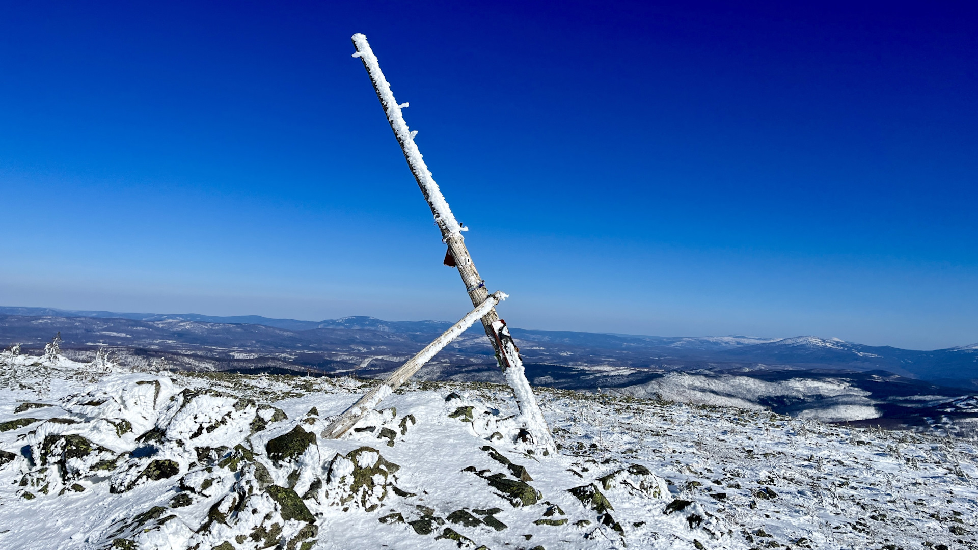 Wind and mountain. Ветер в горах. Сильный ветер в горах. Ветер в горах фото. Гряда Тырган гора ветров.