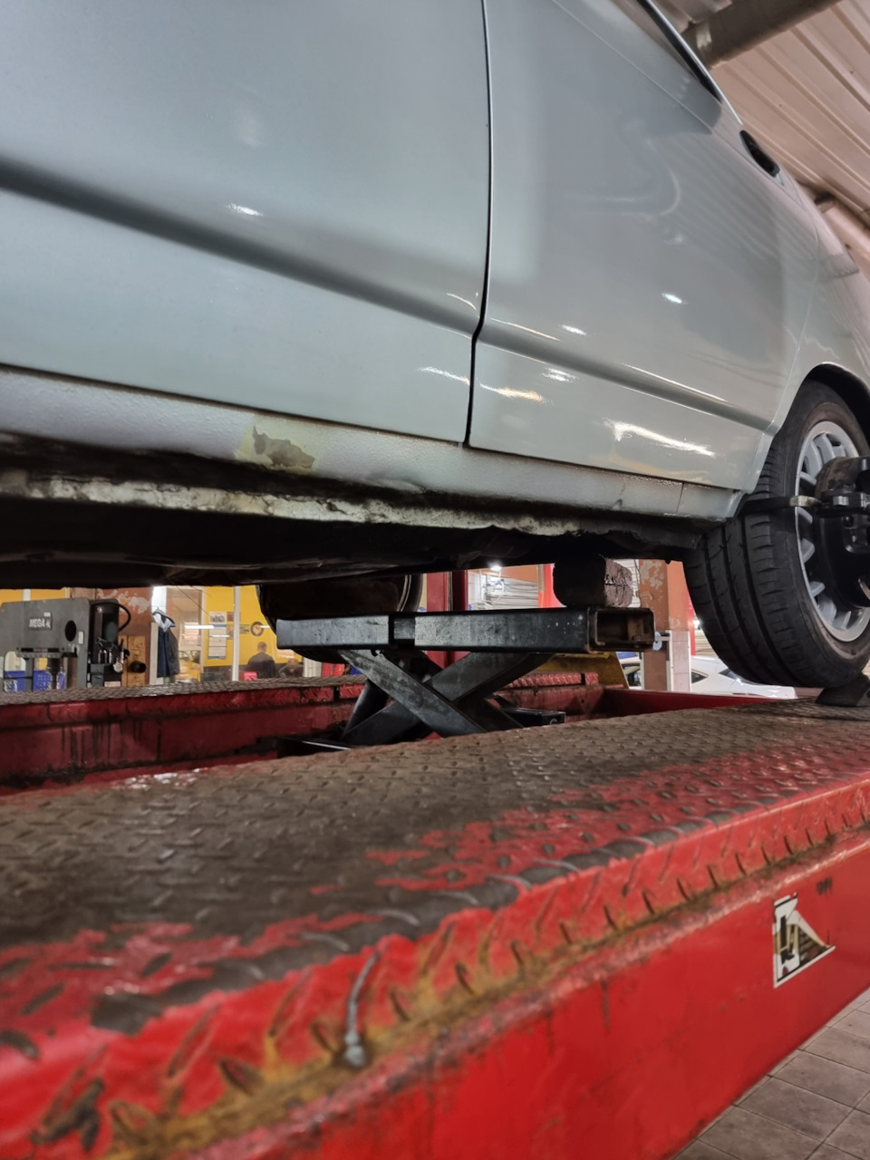 Чето там настраивают, а я настраиваюсь на покраску порогов — Lada 21104