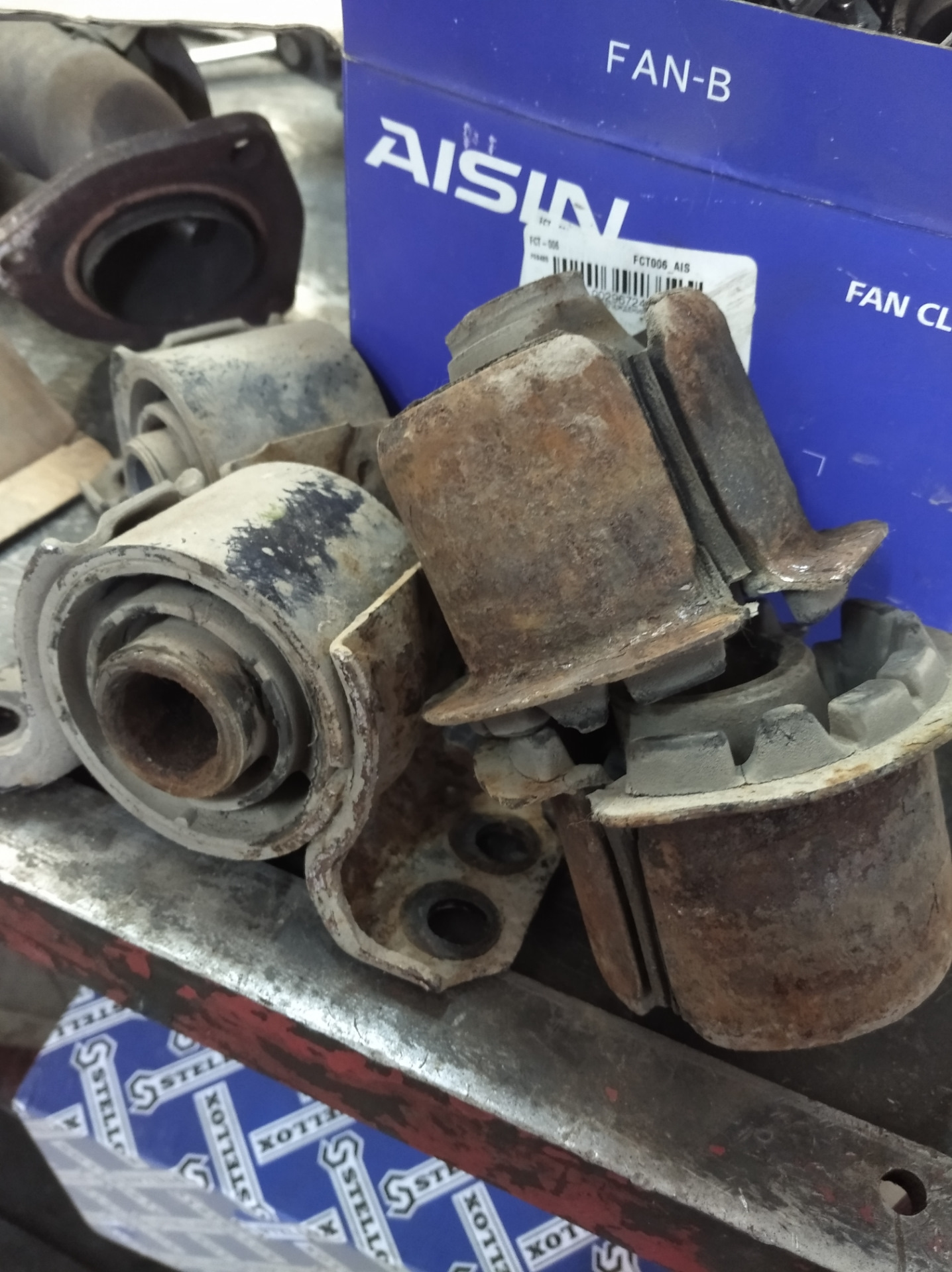 Сайлентблоки заднего подрамника — Toyota Mark II (100), 2,4 л, 1997 ...