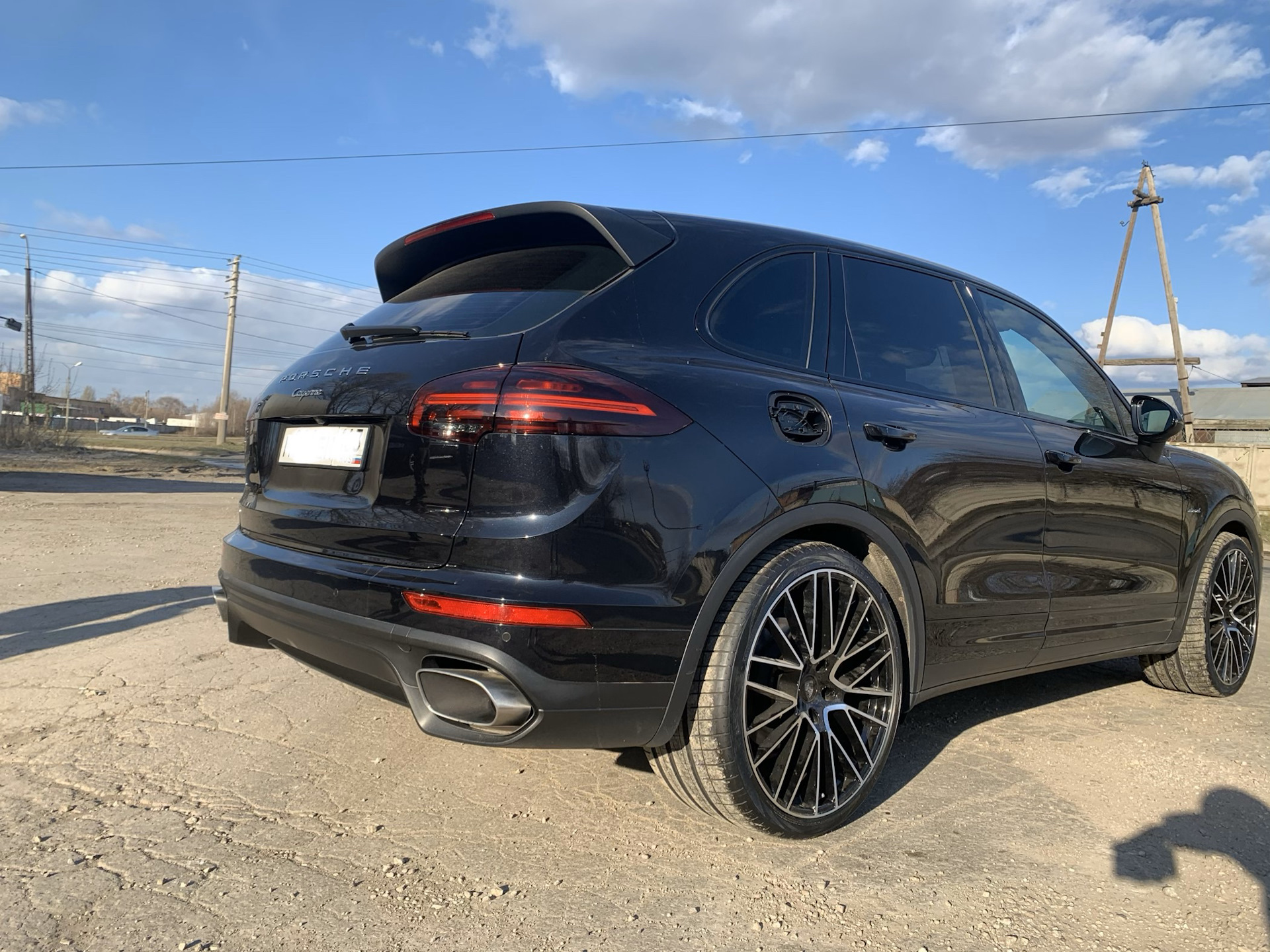 Porsche Cayenne красный черные диски