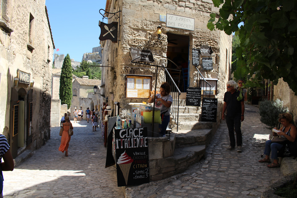 В жаркий день можно охладиться с помощью вкусного мороженого. А жарких дней тут хватает. К счастью, во время нашего визита дул сильный ветер, с порывами до 70 кмч, так что было постоянное ощущение что ты находишься под вентилятором. — Audi A4 (B9)