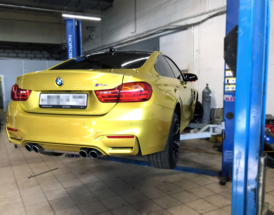 Замена тормозных дисков и колодок BMW M4 AustinYellow — Royal Racing на ...