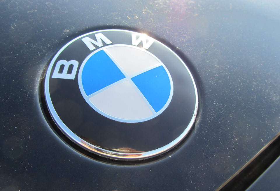 Юбилейный значок бмв. БМВ х5 эмблема. БМВ х3 логотип. BMW значок на капоте. БМВ 7 логотип.