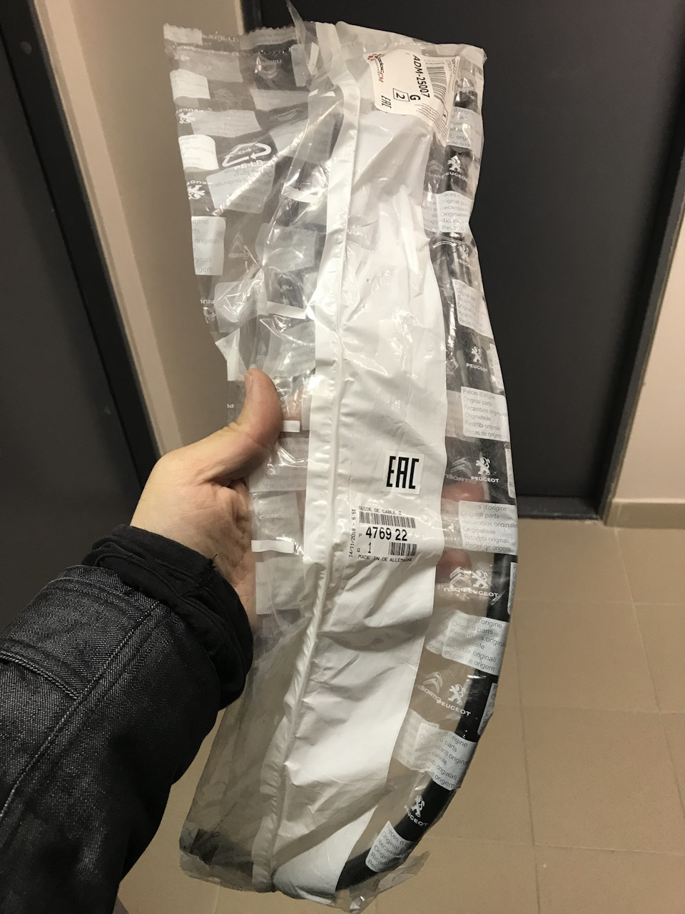 Левая направляющая ручника — Peugeot 307