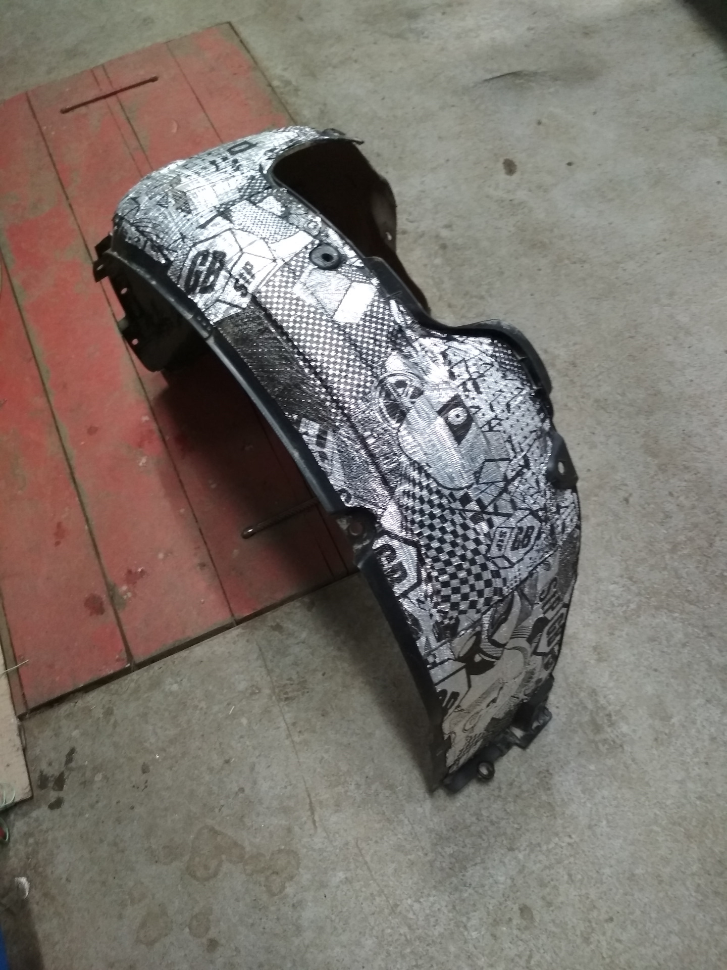 2107 шумоизоляция локеров. Виброизоляция локеров ваз 2110. Виброизоляция подкрылков. Шумоизоляция для подкрылков авто. Виброизоляция подкрылков.