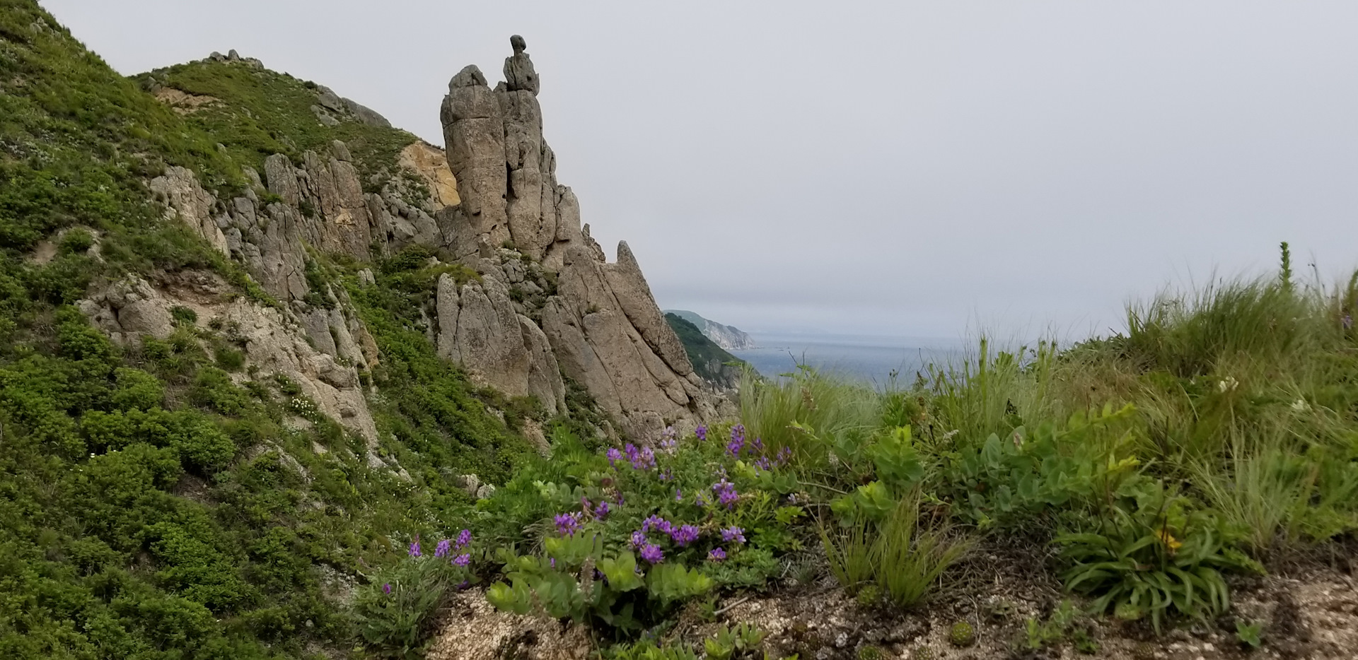 Скалистая вершина Курочка в Крыму