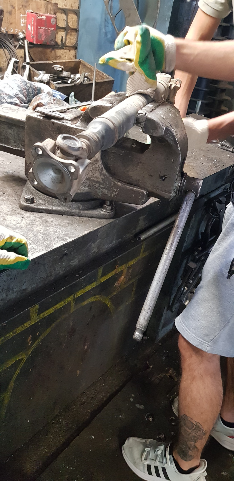 Замена обеих крестовин на переднем карданном вале — Mercedes-Benz E ...