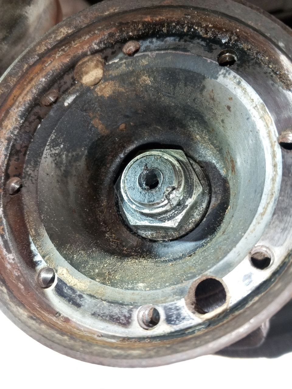 Пока затянул гайку как было по следу от керна и еще совсем чуть, прямо с вывешенным колесом, т.е. легким рывком не длинного воротка. — ГАЗ Соболь 4х4