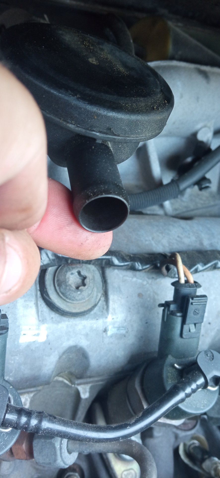 Дымит через сапун. Масло из сапуна бензогенератора. Дым из сапуна двигателя. Дымит через сапун. Дым из сапуна.