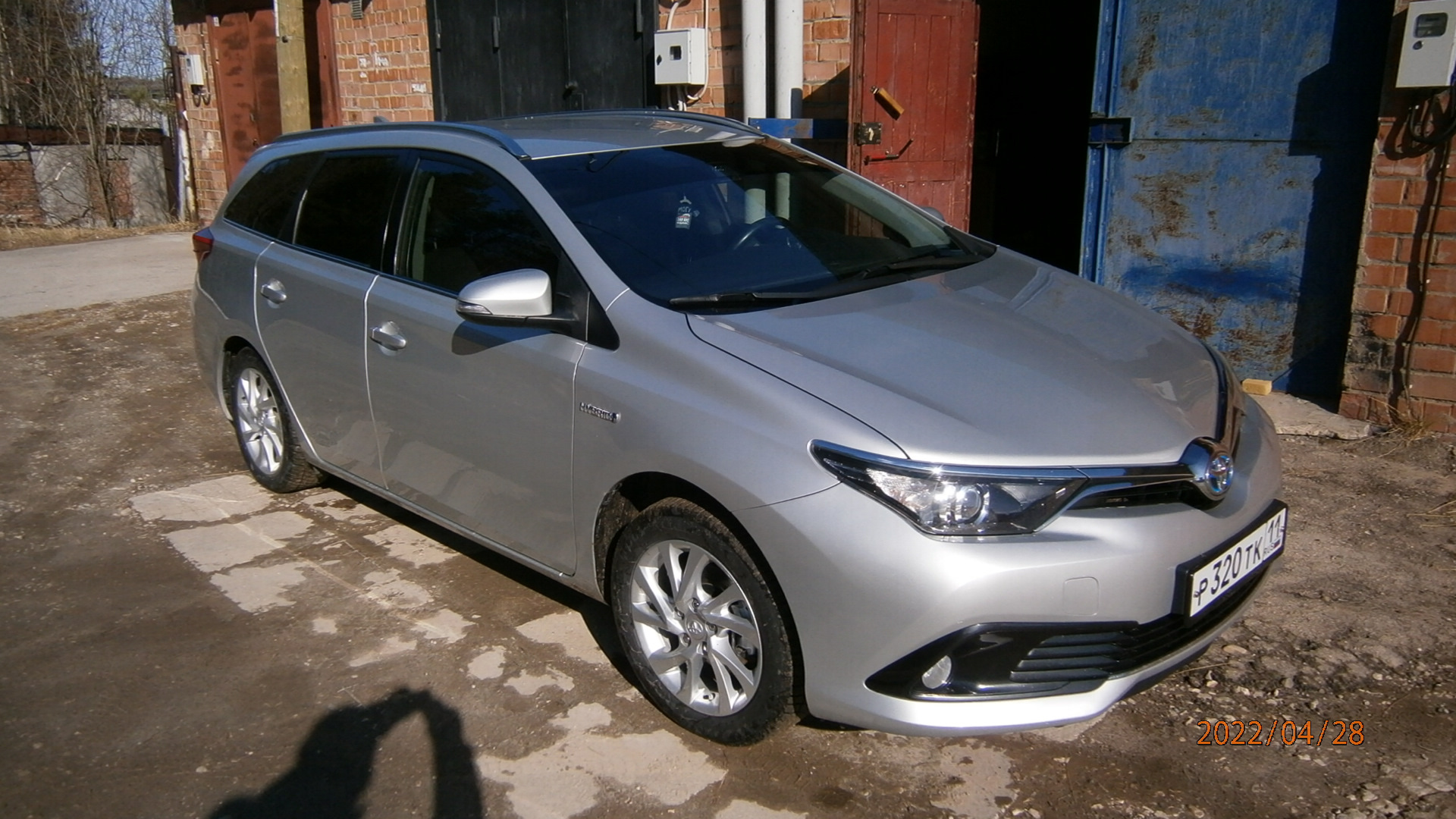 Toyota Auris (2G) 1.8 гибридный (Plug-in) 2017 | серебристый HYBRID на ...