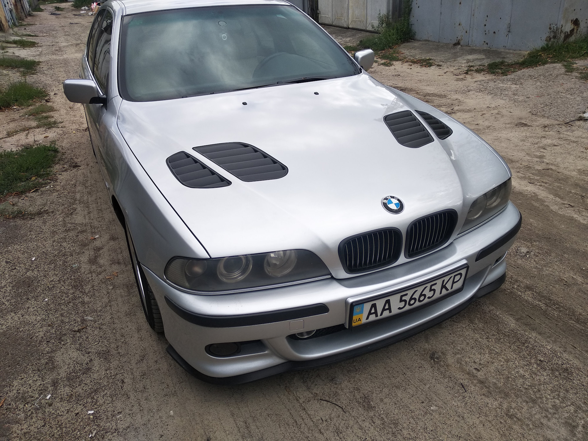 Капот бмв. Карбон капот BMW e39. Жабры БМВ Е 46 м3. Капот BMW e39 герметик. Капот с жабрами е39.