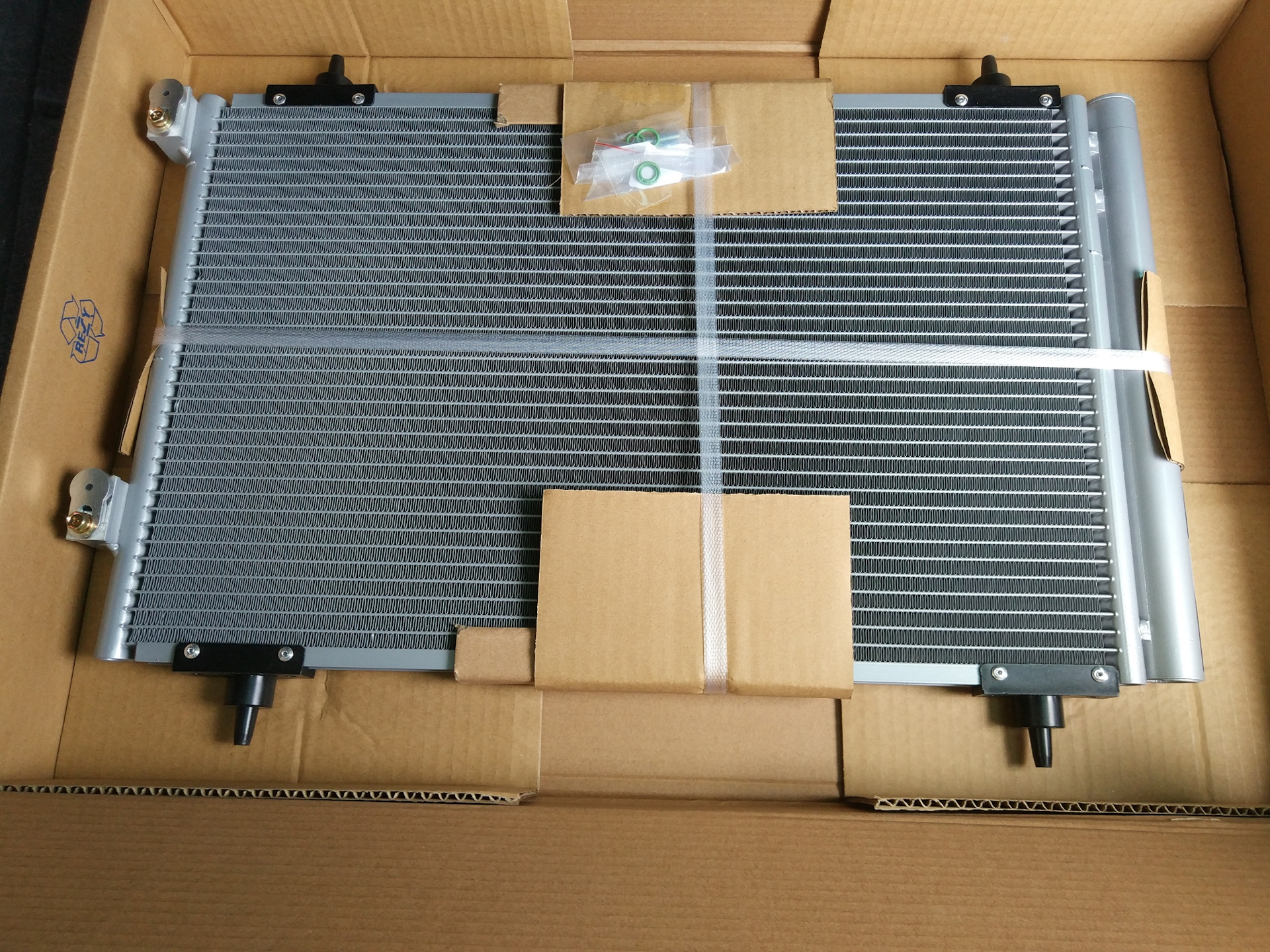 Sat sghy0002atr. Радиатор охлаждения solaris. Hyundai / kia 25310 2v450. 6 механика 2014 год. Радиатор солярис 2017.