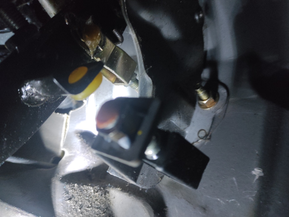 Люди, подскажите, как шток сцепления отрегулировать? Не могу контргайку ...