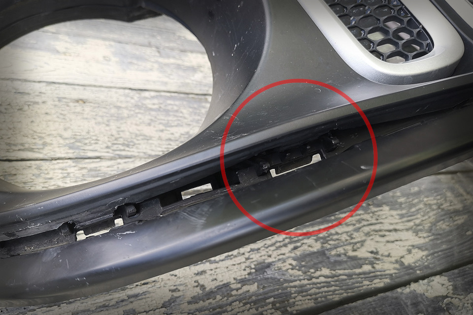 Видно, как пластиковый борт и защелка уходят вверх :( — Jeep Renegade