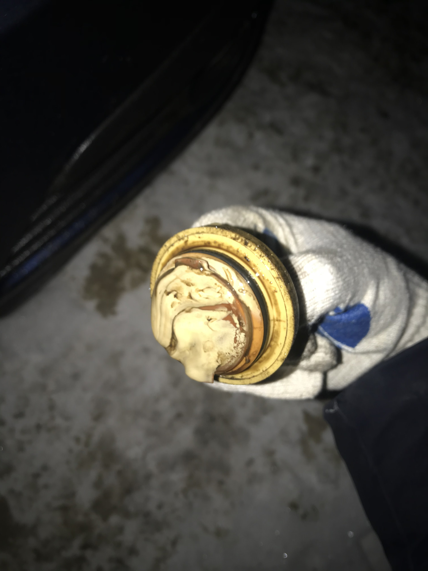 Жижа под крышкой маслозаливной горловины — Opel Astra H, 1,4 л, 2006 ...