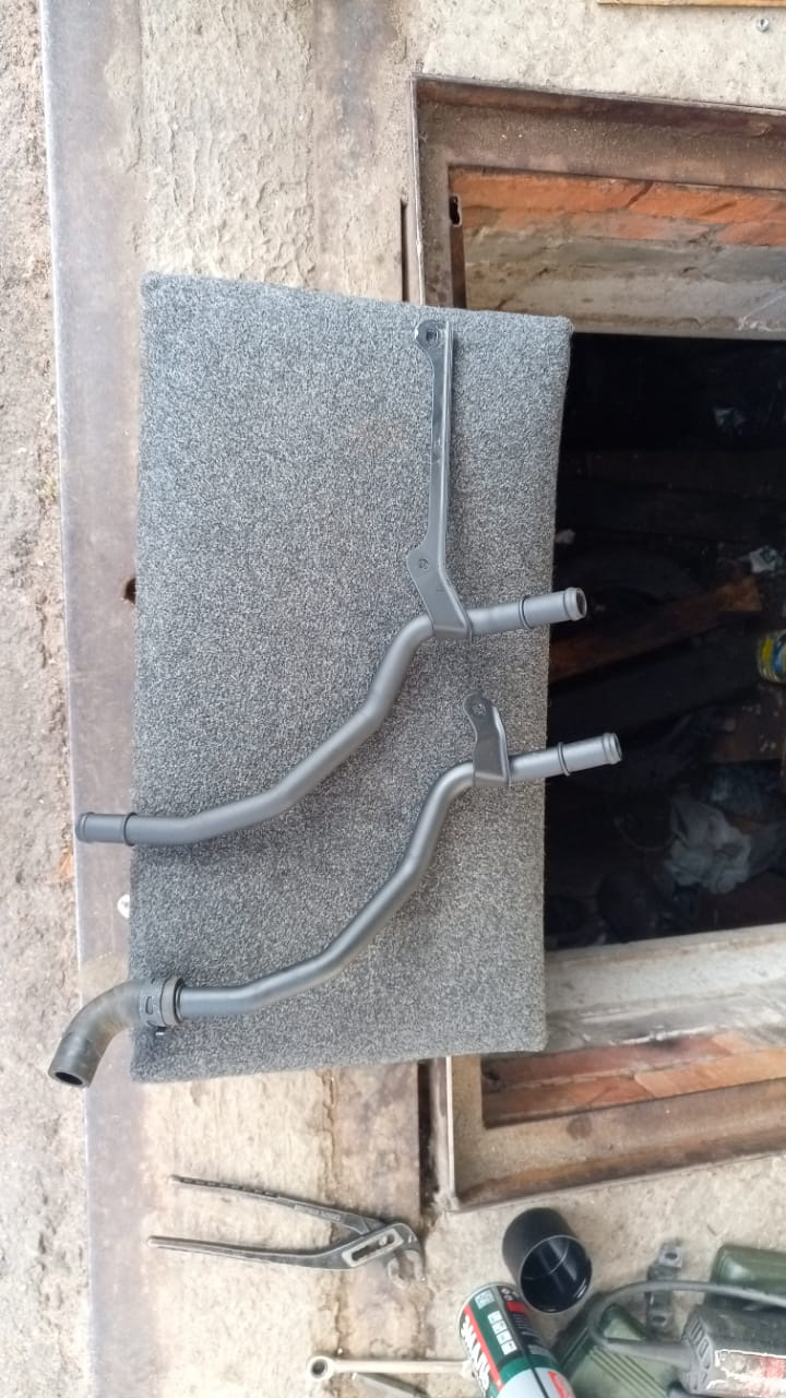 ниже доработанный крепеж трубопровода 078 121 065 N — Audi A6 (C5). Запчасти на фото: 078121065N