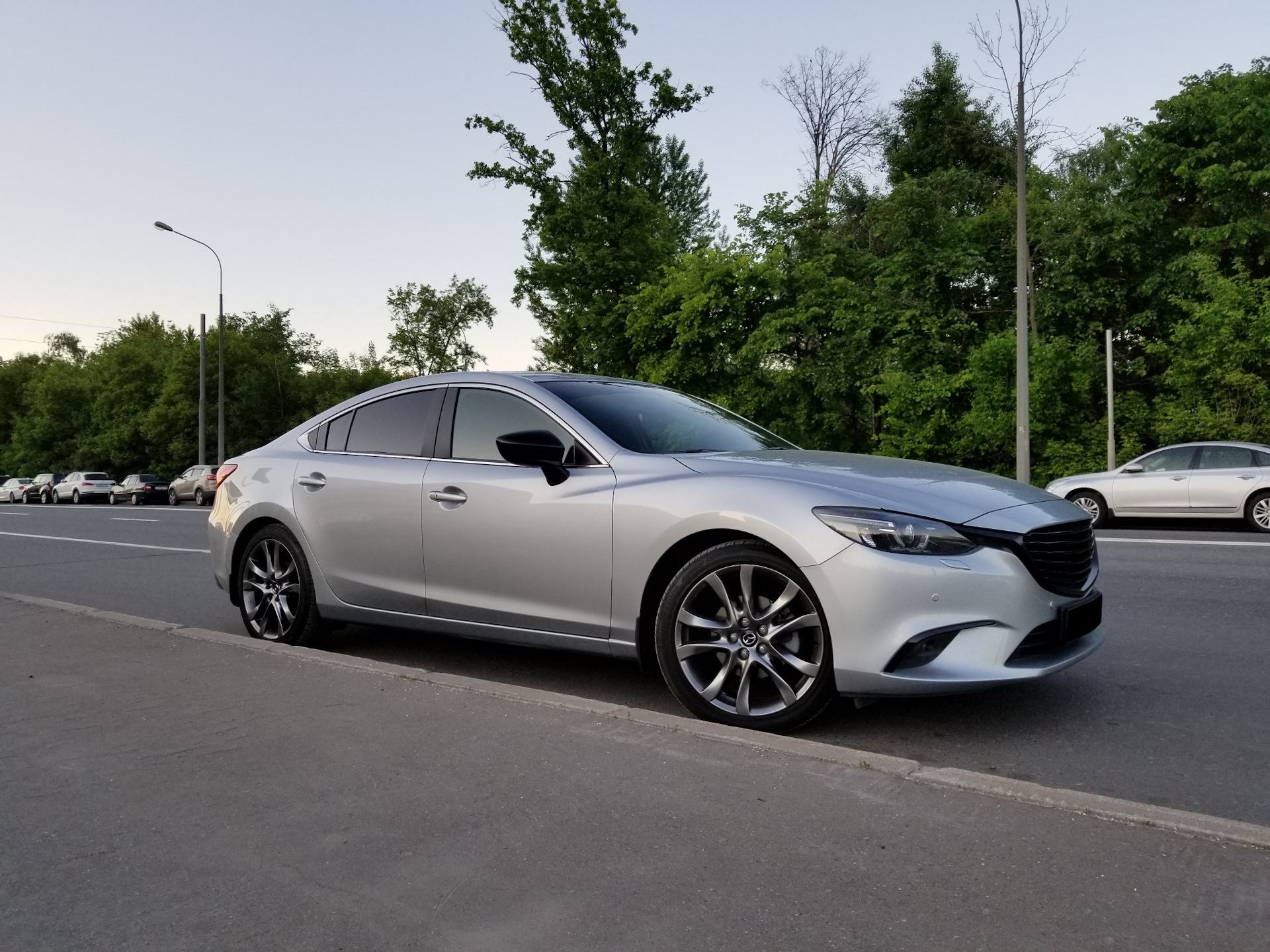 Серебряный 6. Mazda 6 Silver Tuning. Мазда 6 2015 антихром. Мазда 6 антихром 2019. Mazda 6 GJ серебристая антихром.