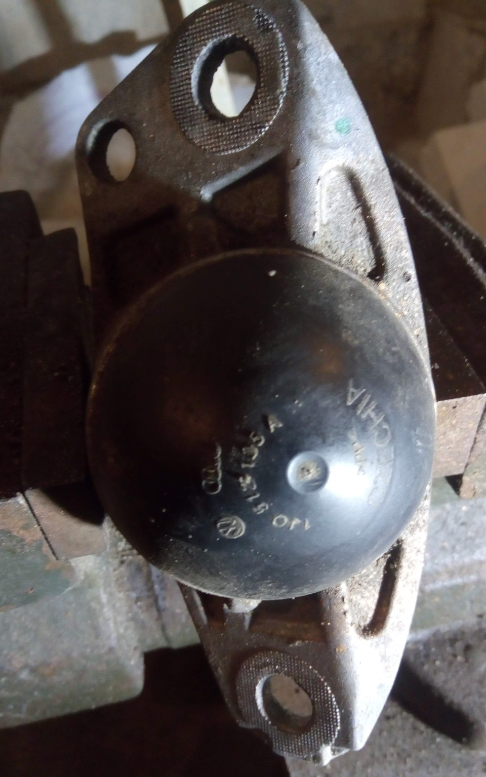 Самостоятельная замена задних отбойников амортизаторов — Volkswagen ...