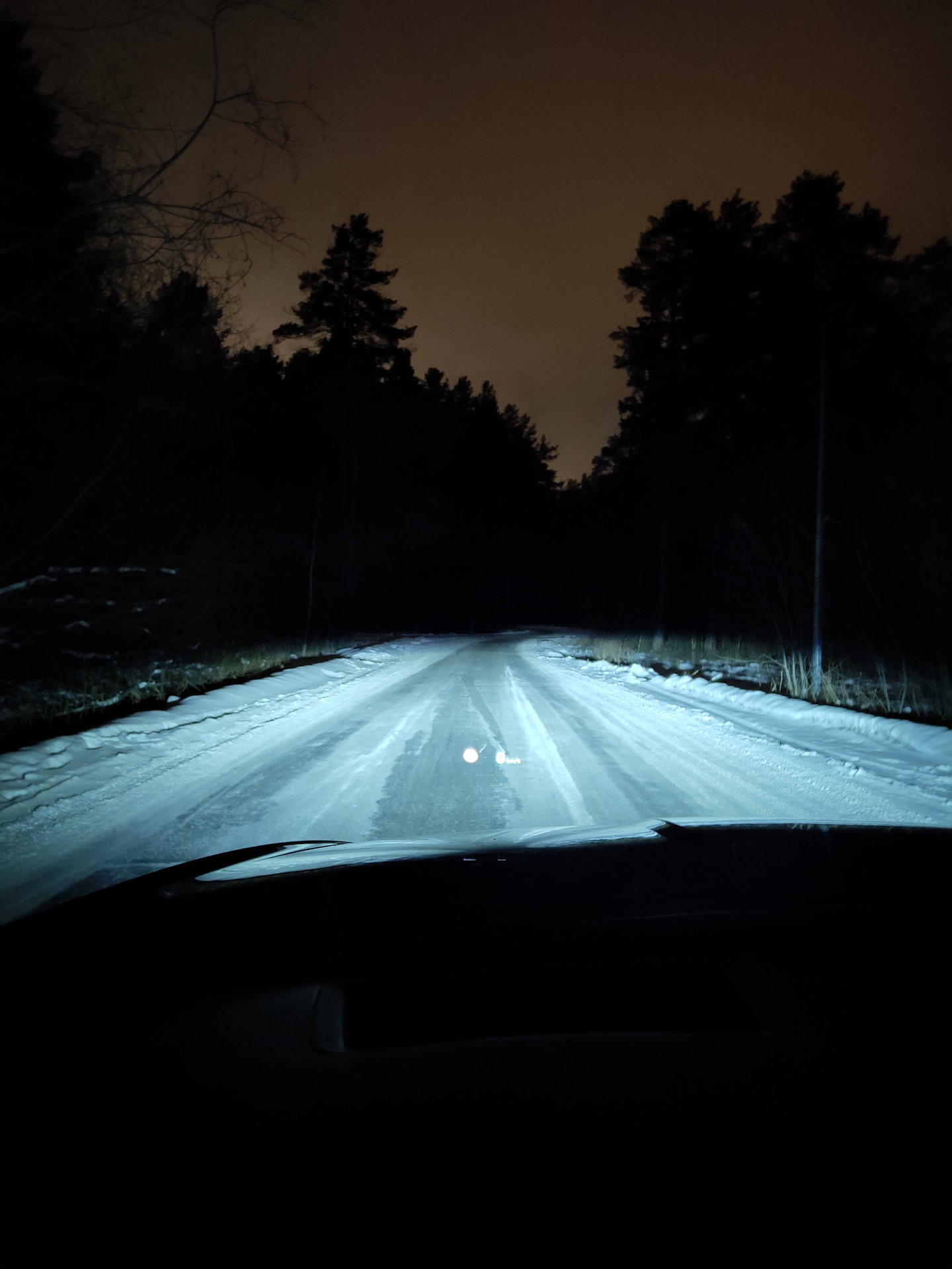 Желтый свет на дороге. Машина на дороге. Ночная дорога Финляндия. Фото ночной дороги. Дорога ночная в Башкирии.