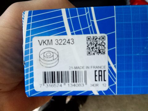 VKM32243 Паразитный / ведущий ролик, поликлиновой ремень SKF | Запчасти ...
