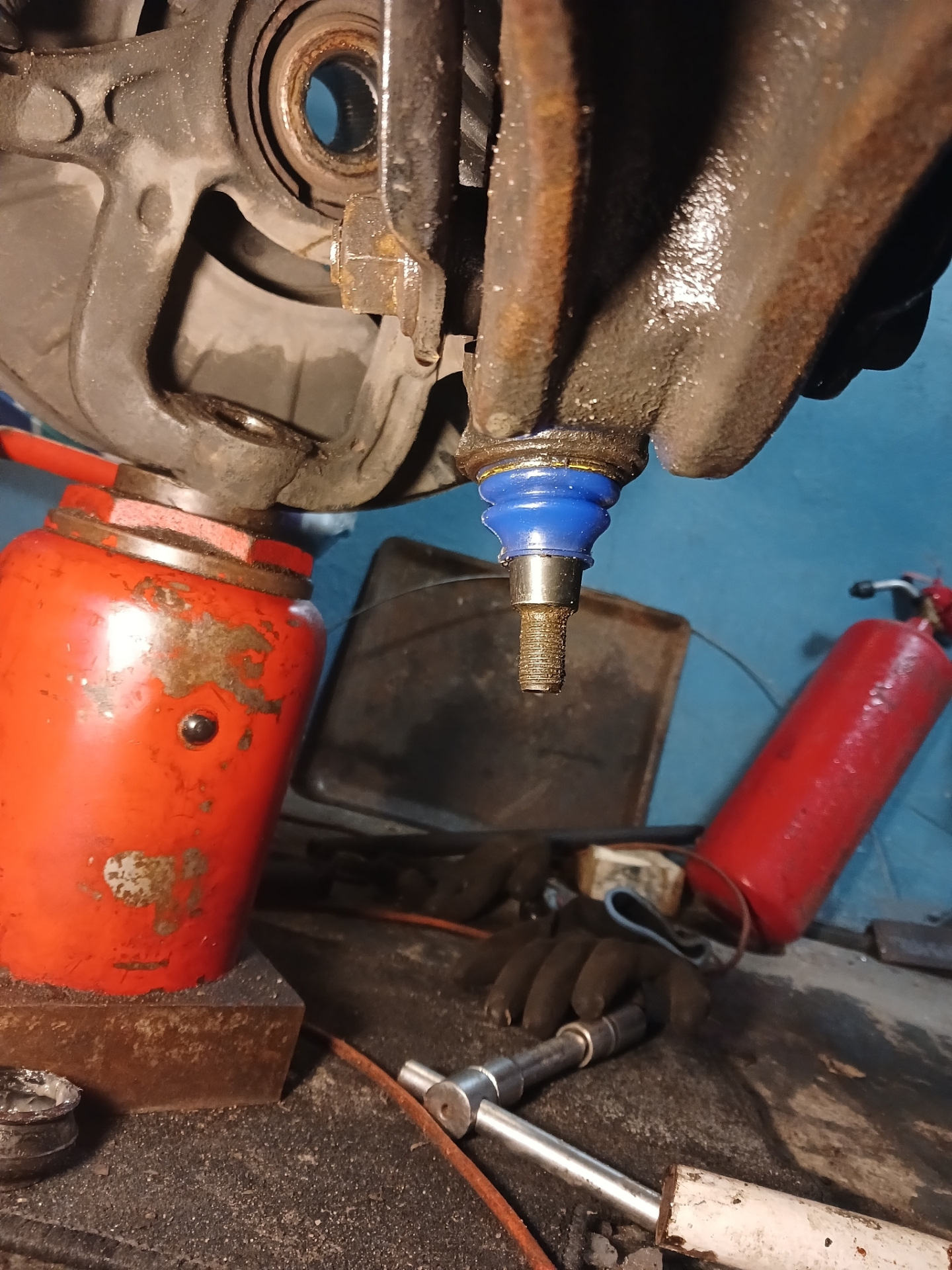 Пыльник шаровой, опять — Volkswagen Touareg (1G), 2,5 л, 2005 года ...