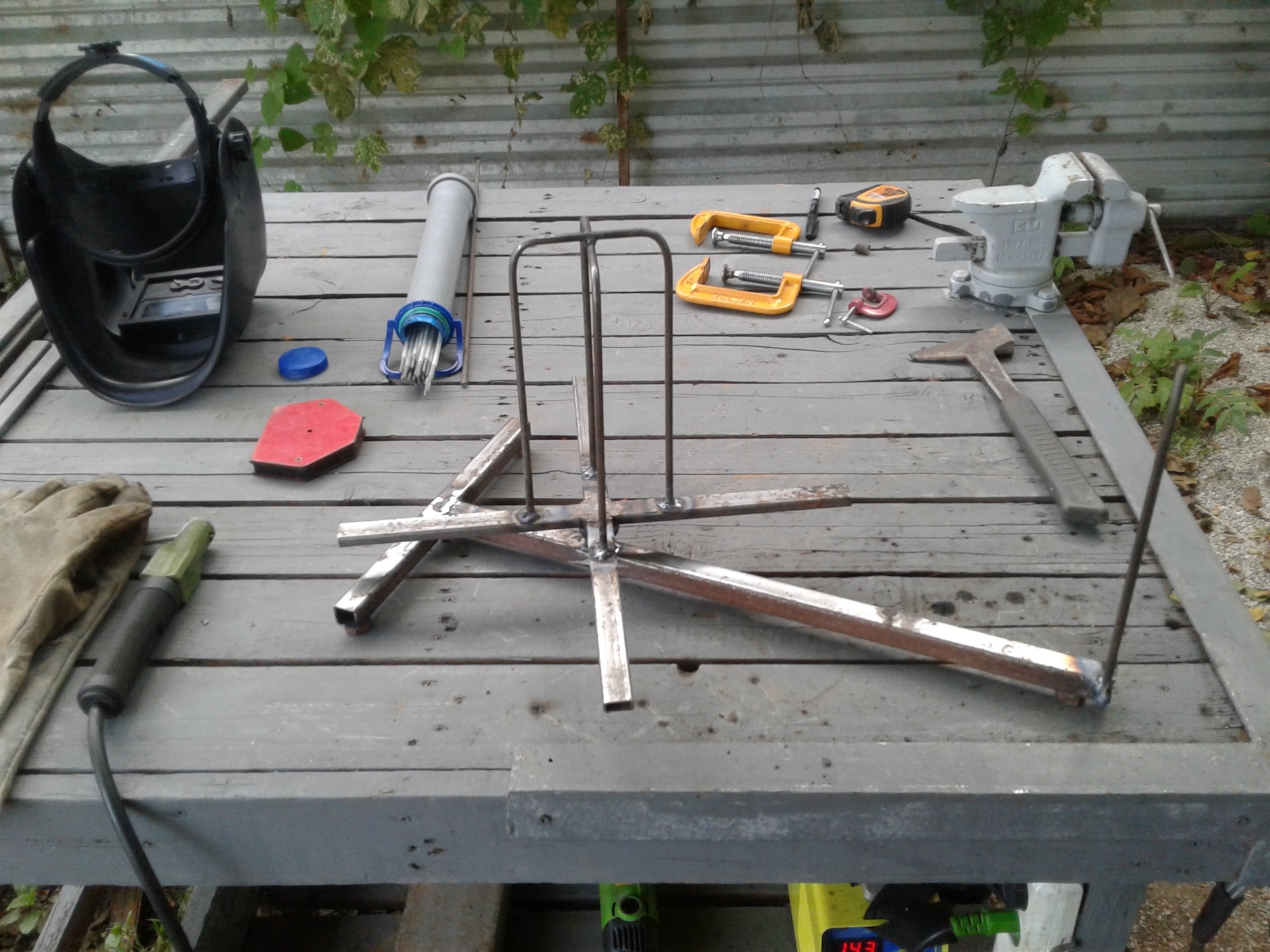 Кабелеразмотчик и по совместительству устройство для затяжки кабеля в ...