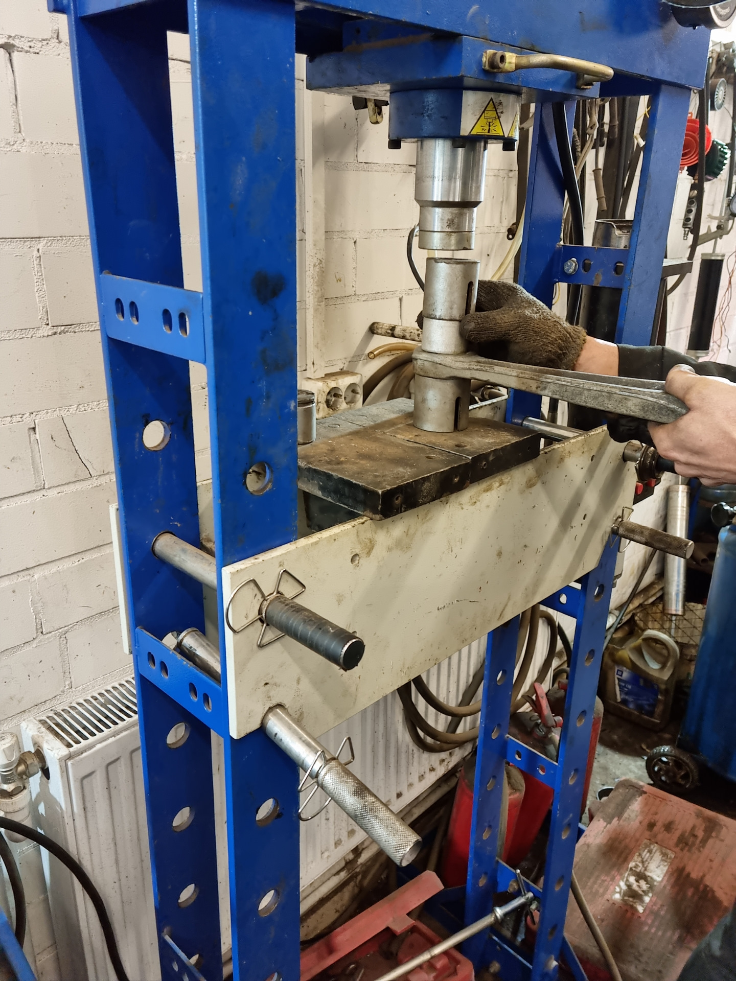 Замена сайлентблоков передних нижних рычагов — Audi Q5 (1G), 2 л, 2014 ...