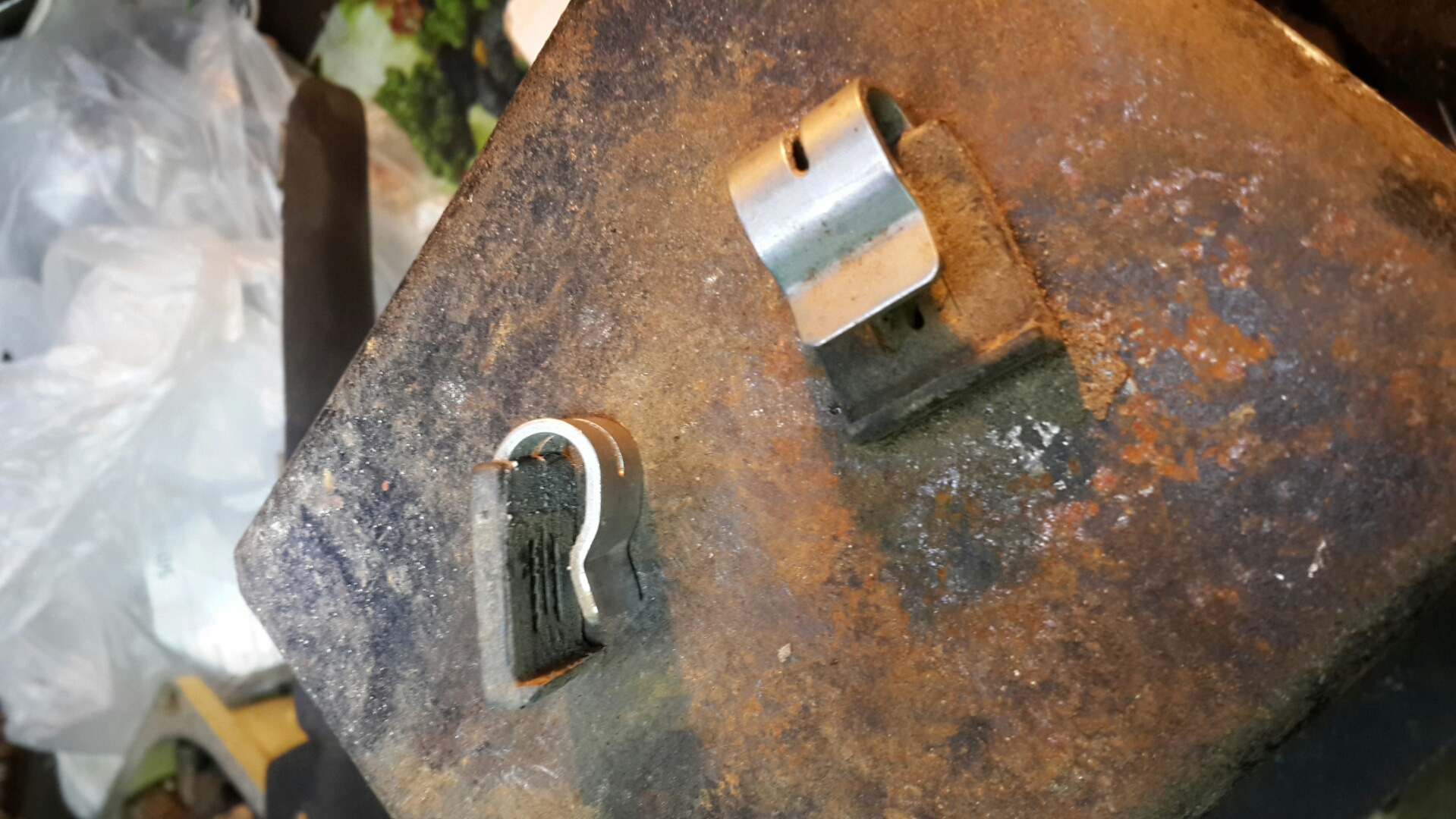 Крепления передних брызгавиков — Volkswagen Passat B5, 1,9 л, 2000 года ...