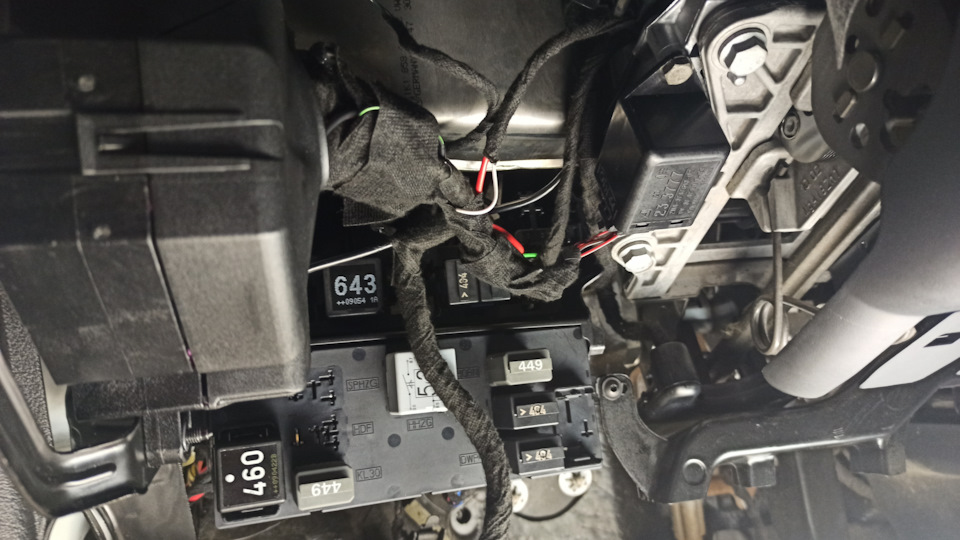 нашел хорошее место для крепления этого огромного реле) — Audi A3 Sportback (8PA)