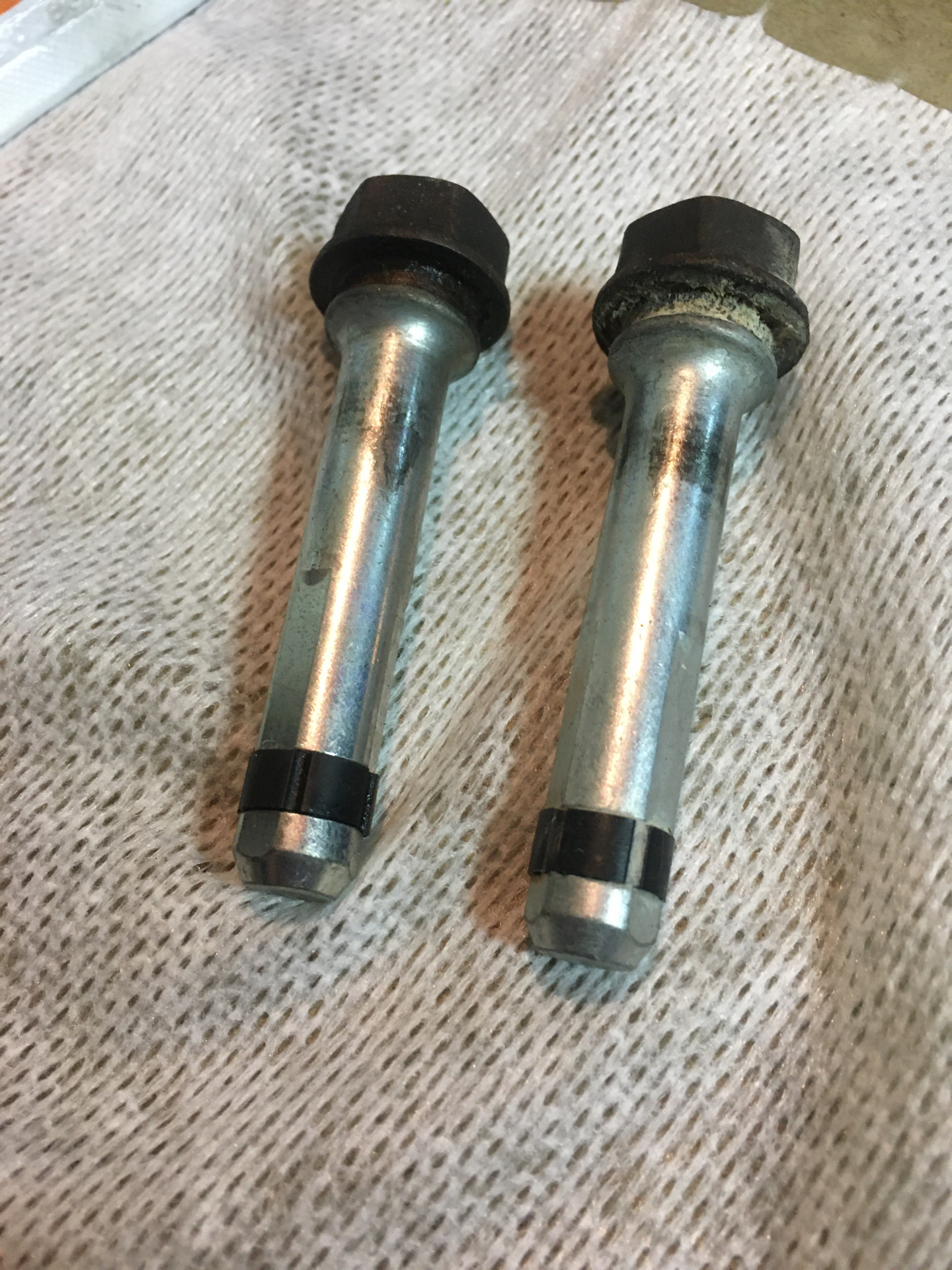 направляющая суппорта тойота королла 120. направляющая суппорта camry 50. направляющие суппортов тойота. направляющая суппорта тормозного переднего toyota avensis 2008. направляющие суппорта тойота королла 120.