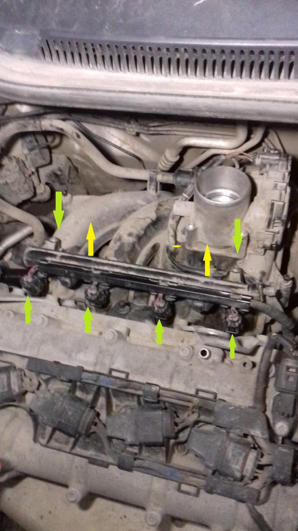 Форсунки поло седан. Топливная рампа Фольксваген поло 1.4 турбо. Инжектор Фольксваген поло седан 2010. Снятие топливной рампы Polo sedan. Форсунки Фольксваген поло.