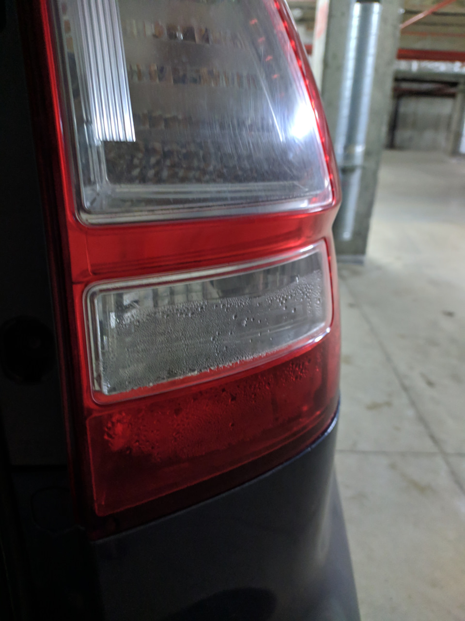 Ремонт патрона в заднем фонаре и замена ламп — Honda CR-V (RE), 2,4 л ...