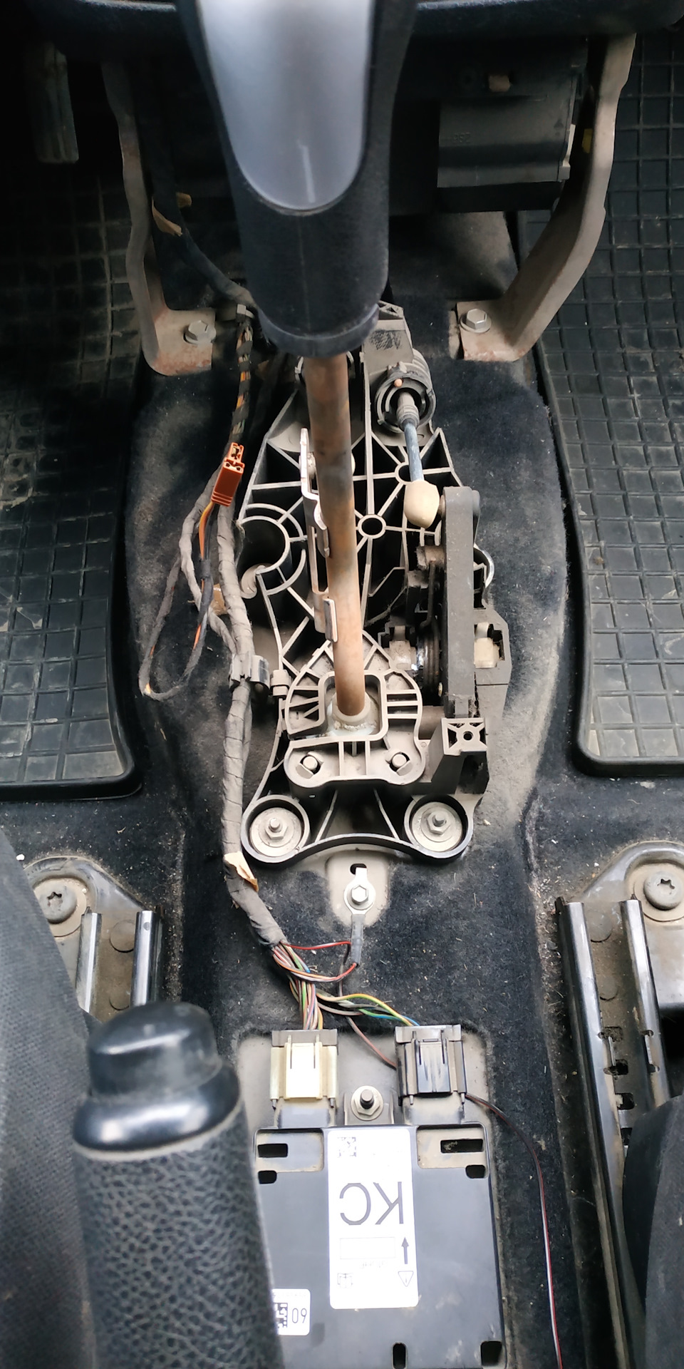 Возвратная пружина ручника — Ford Fiesta (Mk V), 1,4 л, 2007 года ...