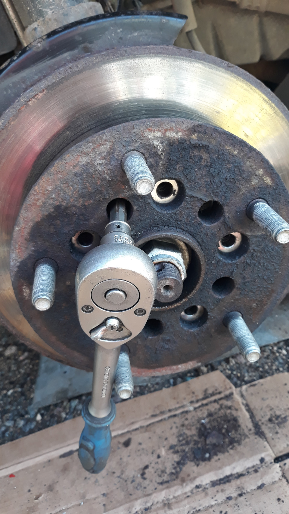 Не откручивается болт ступицы — Ford Transit (8G), 2,2 л., 2017 года ...