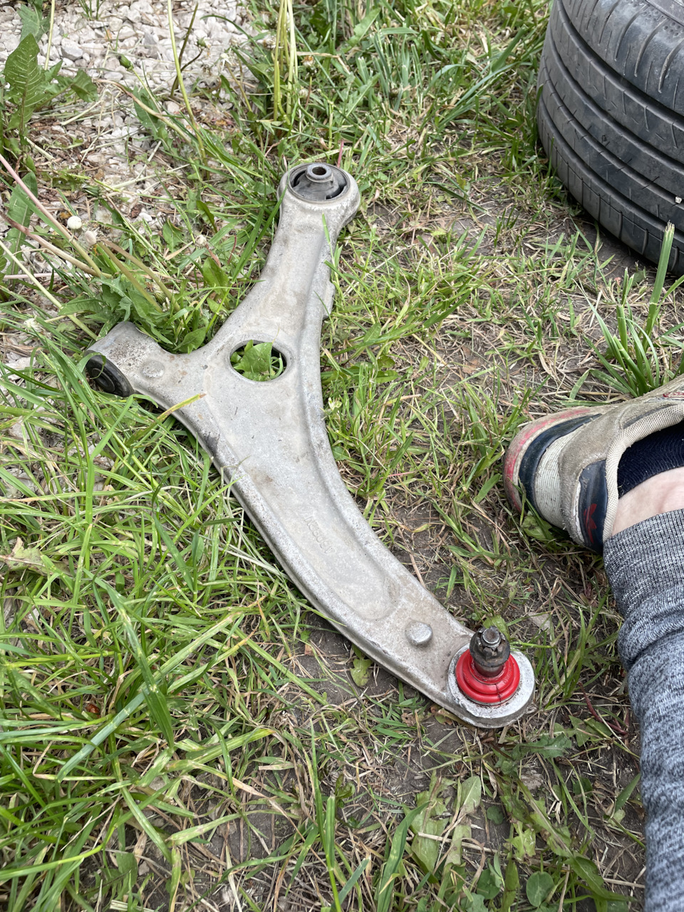 Замена переднего рычага — Hyundai i40, 2 л, 2014 года | своими руками ...