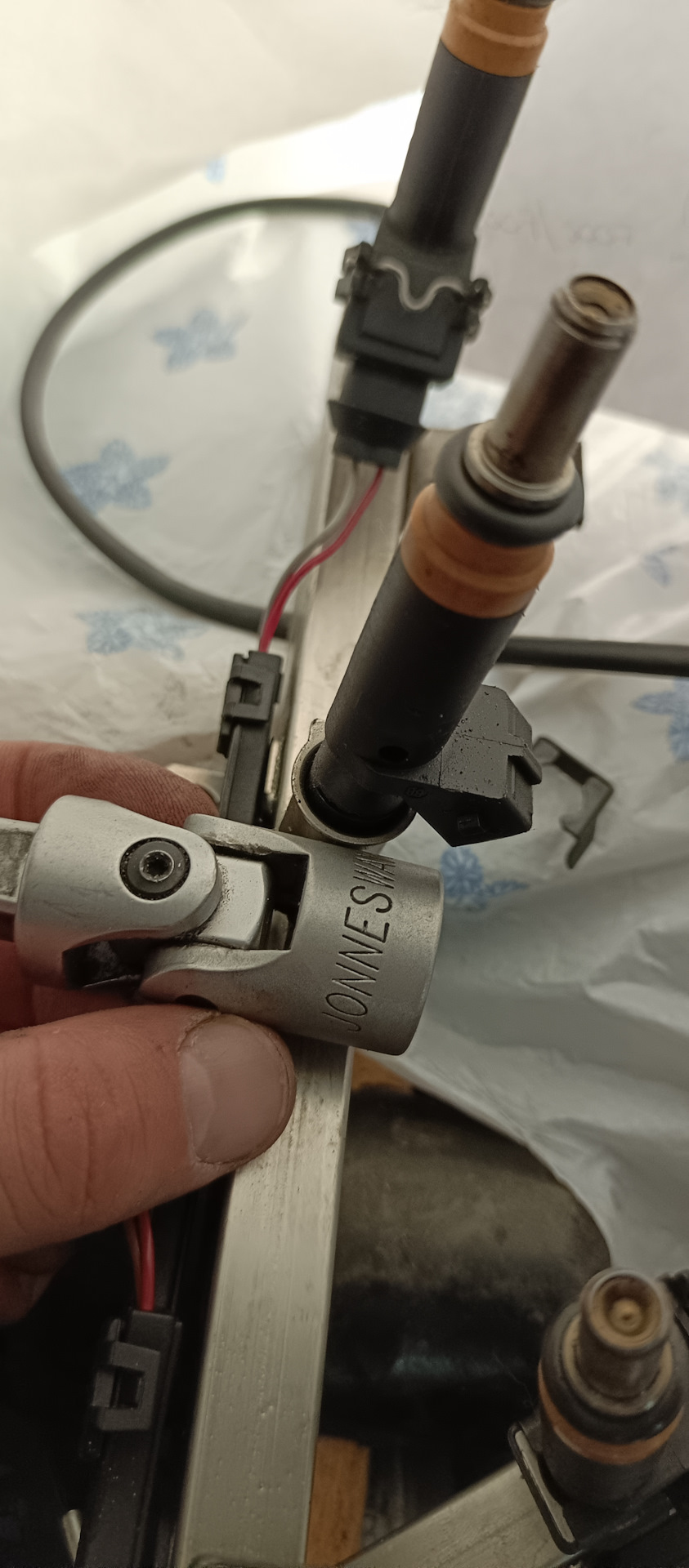 E65 двигатель N62 — как снять топливную форсунку с топливной рампы ...