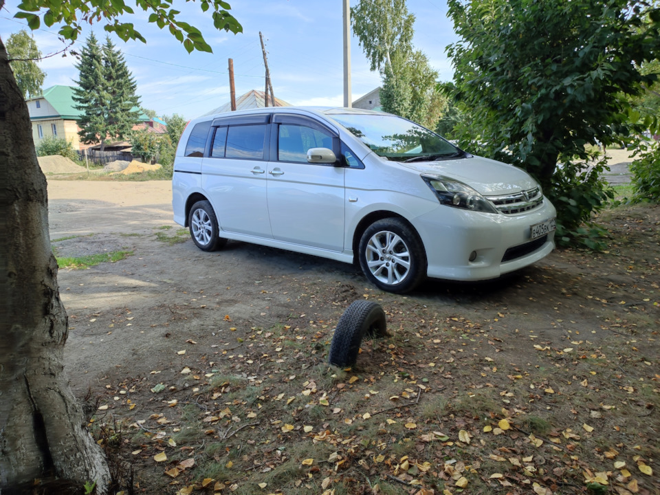 Тойота Виш или Хонда стрим. Габариты Тойота Исис 2010. Toyota Wish. Сравнить фото Виш и Исис.