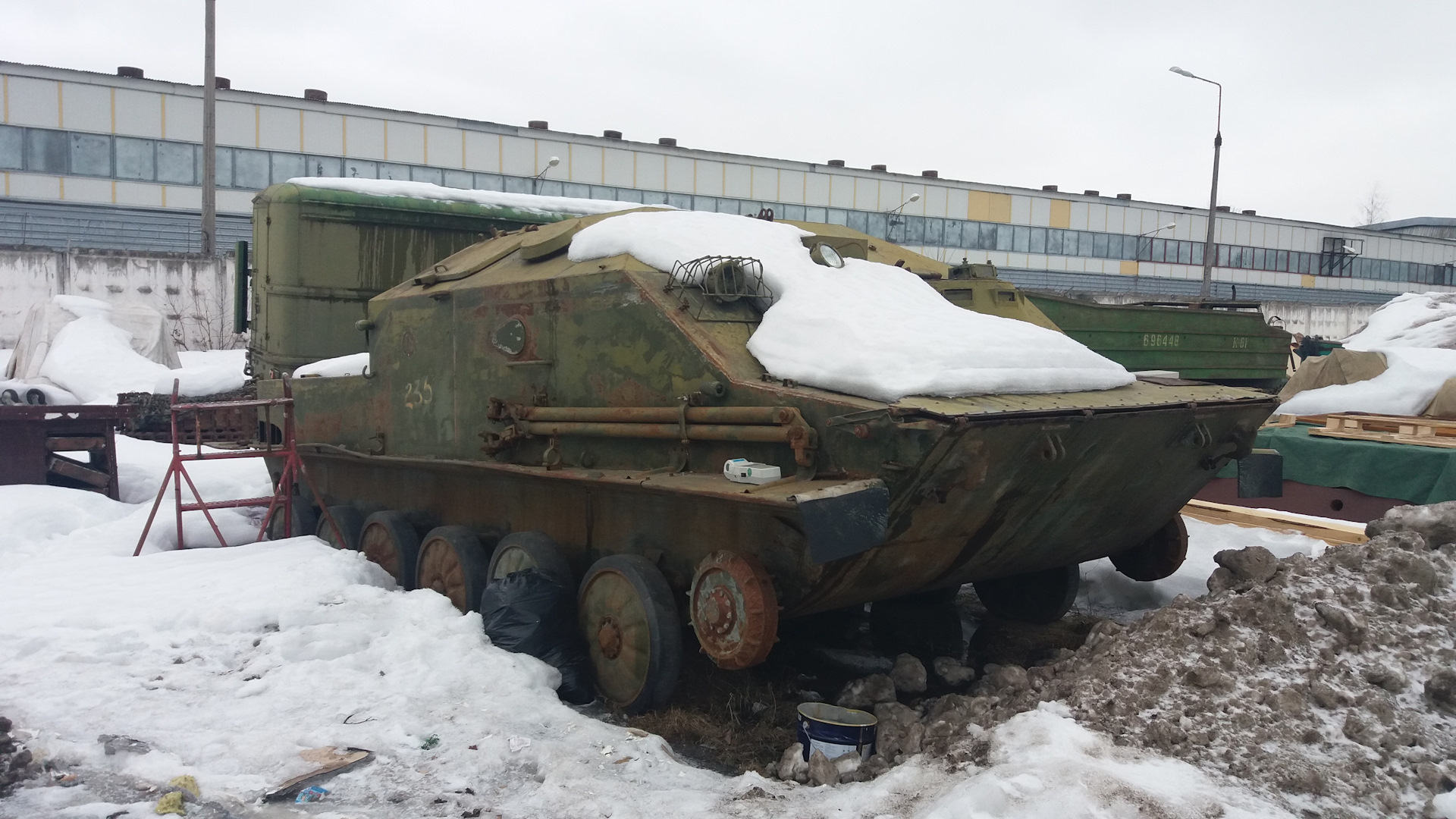 Запасник и запасник. Запасник. Технический музей автоваза в тольятти. Танковый завод под открытым небом. Запасник и запасник.
