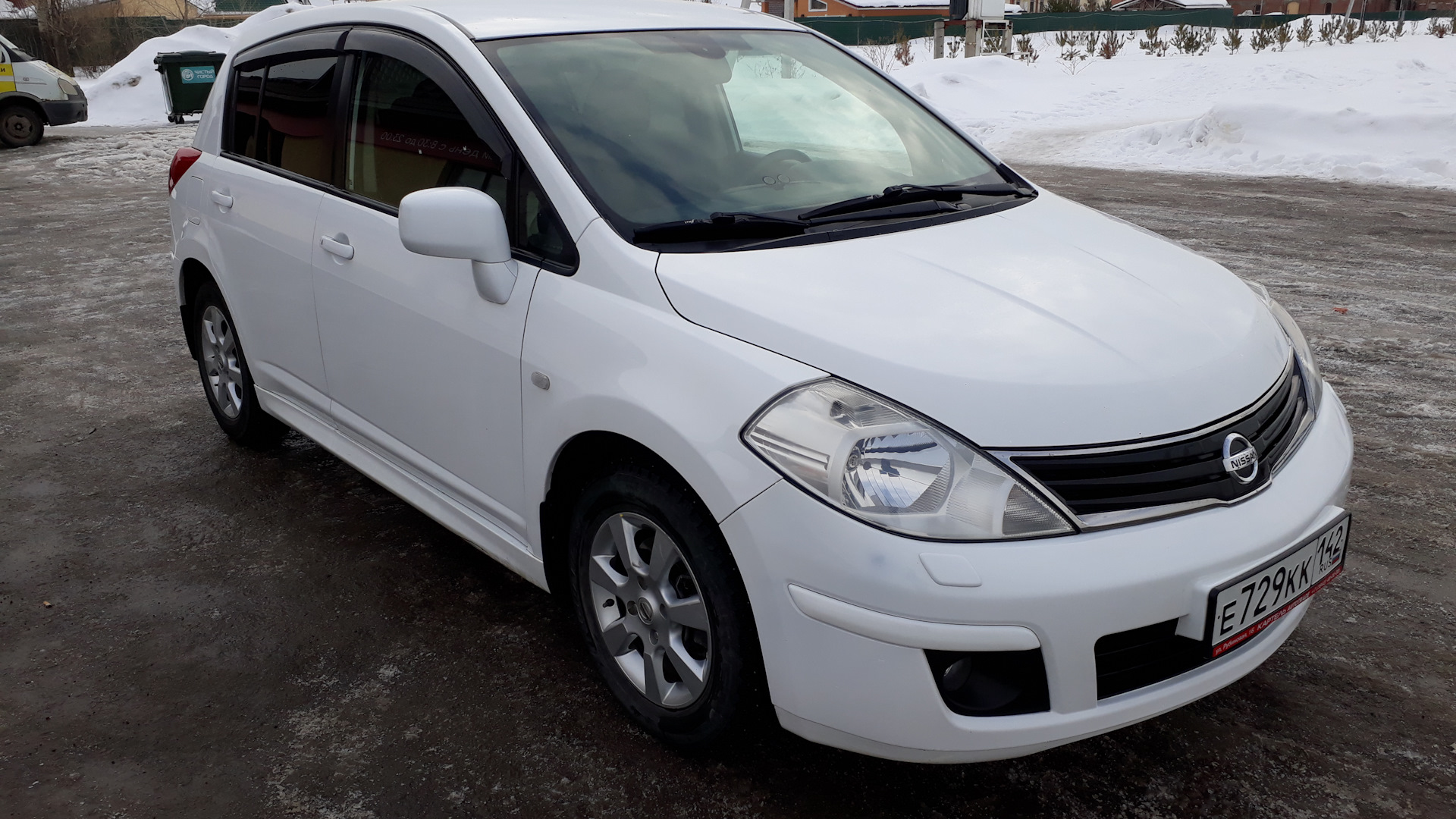 Nissan Tiida 2002