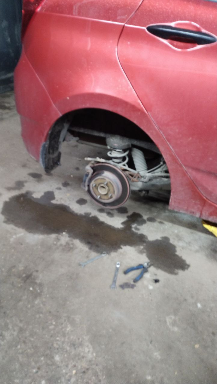 Замена ремкомплекта тормозного суппорта с поршнем — Hyundai Solaris ...