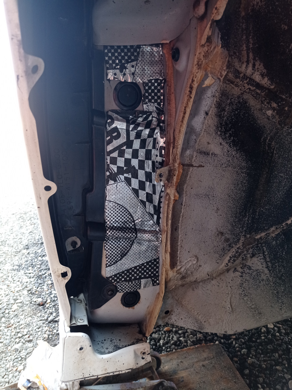 7. Вибра на месте. Сверху ещё наклеил шумку. Только в этом месте, за подкрылками. — Honda Accord (8G)